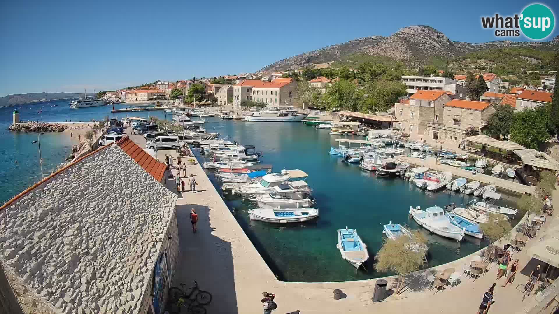 Spletna kamera Bol pristanišče – Pogled v živo na Rivo in marino
