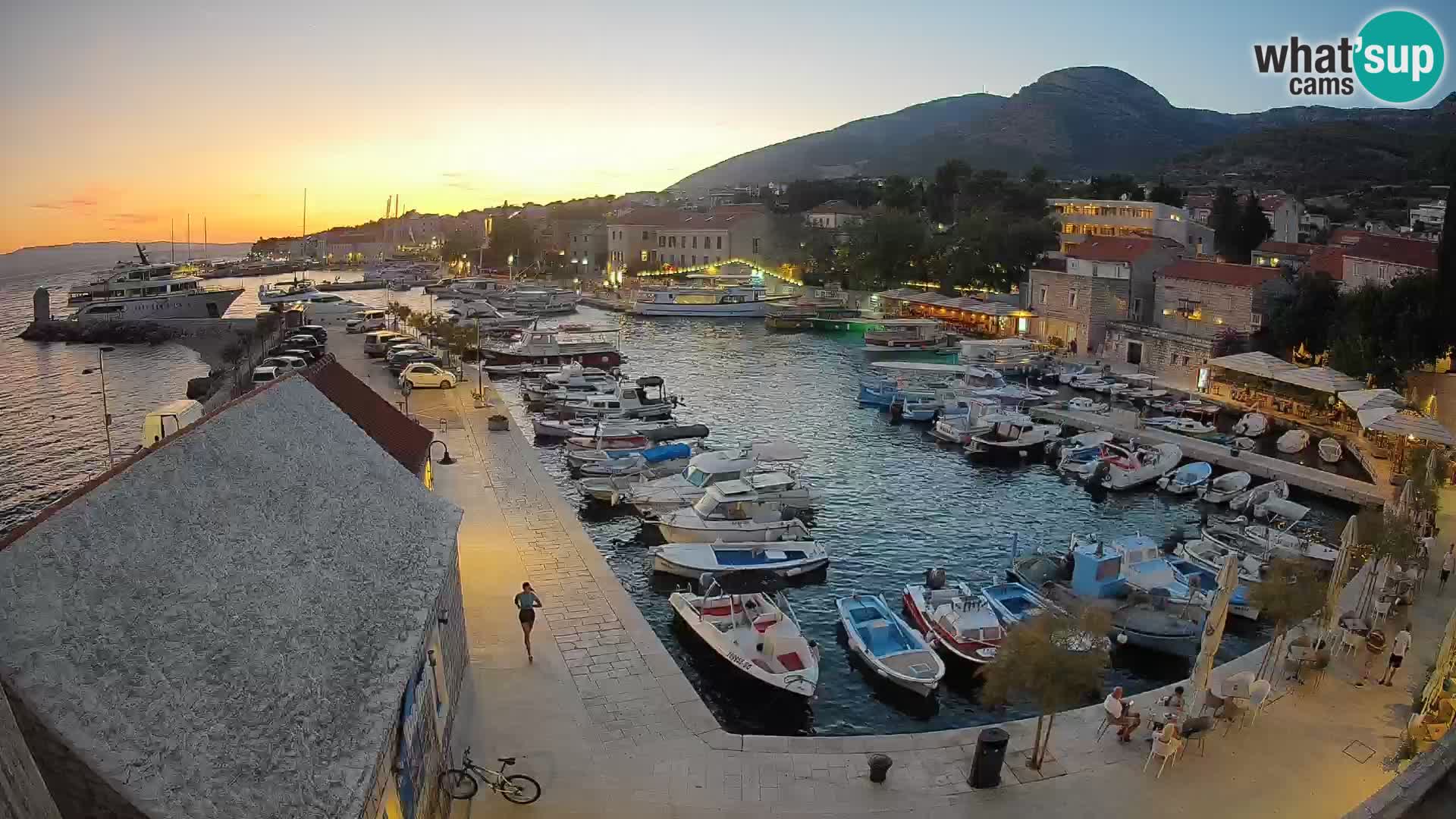 Spletna kamera Bol pristanišče – Pogled v živo na Rivo in marino