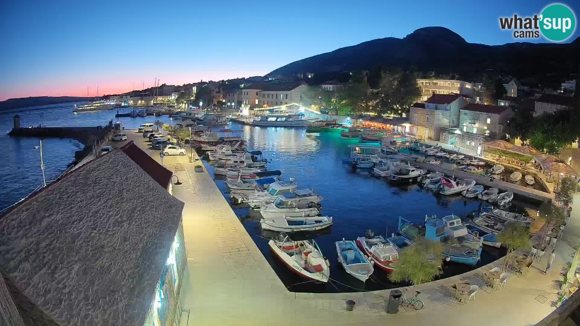 Web kamera Bol Riva – Pogled uživo na luku i marinu