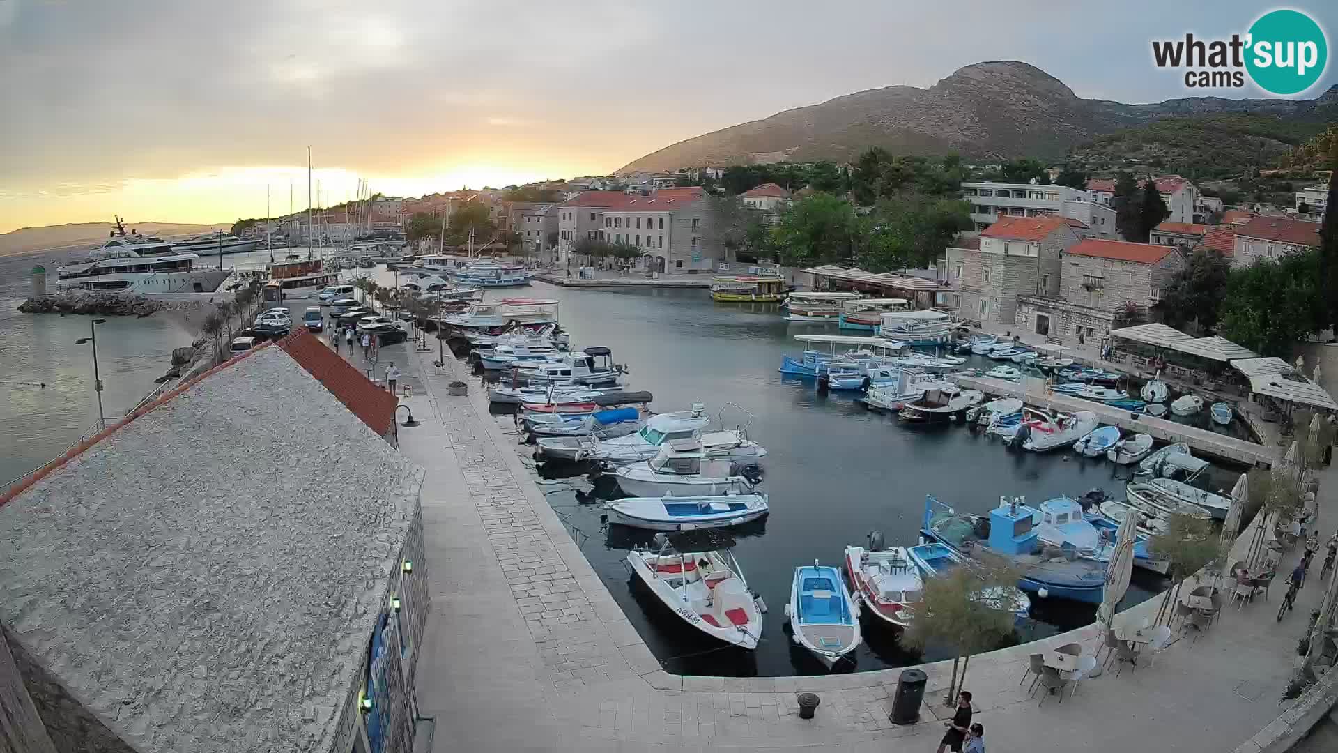 Web kamera Bol Riva – Pogled uživo na luku i marinu