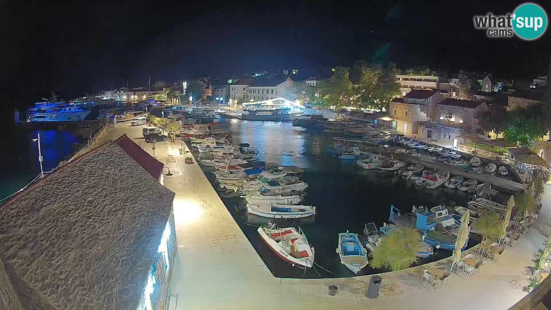 Spletna kamera Bol pristanišče – Pogled v živo na Rivo in marino