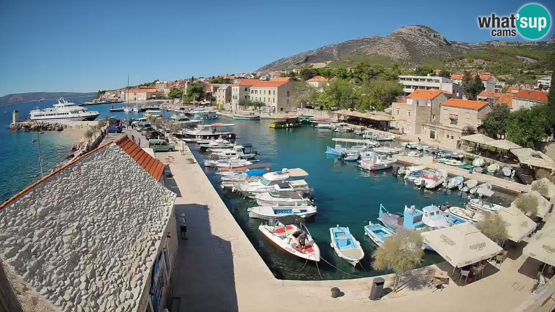 Spletna kamera Bol pristanišče – Pogled v živo na Rivo in marino