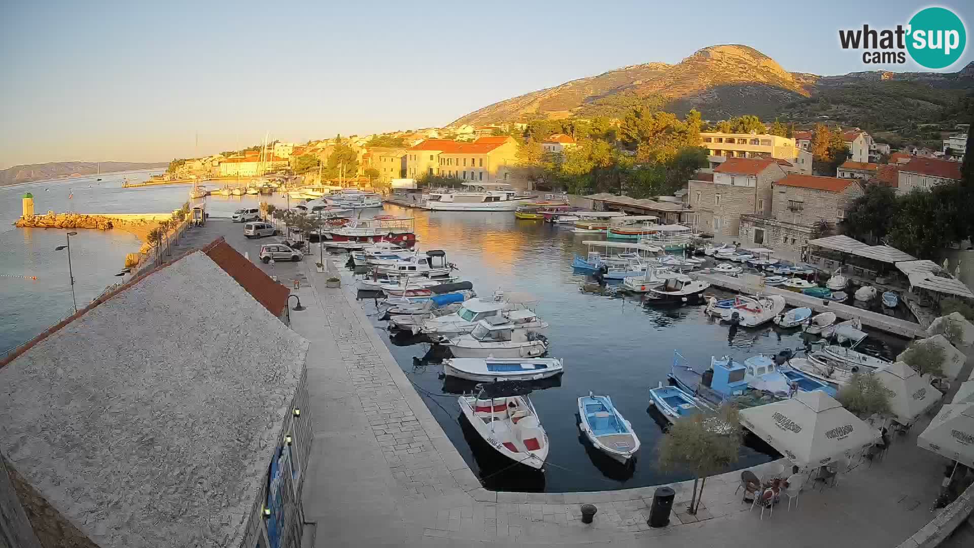 Web kamera Bol Riva – Pogled uživo na luku i marinu