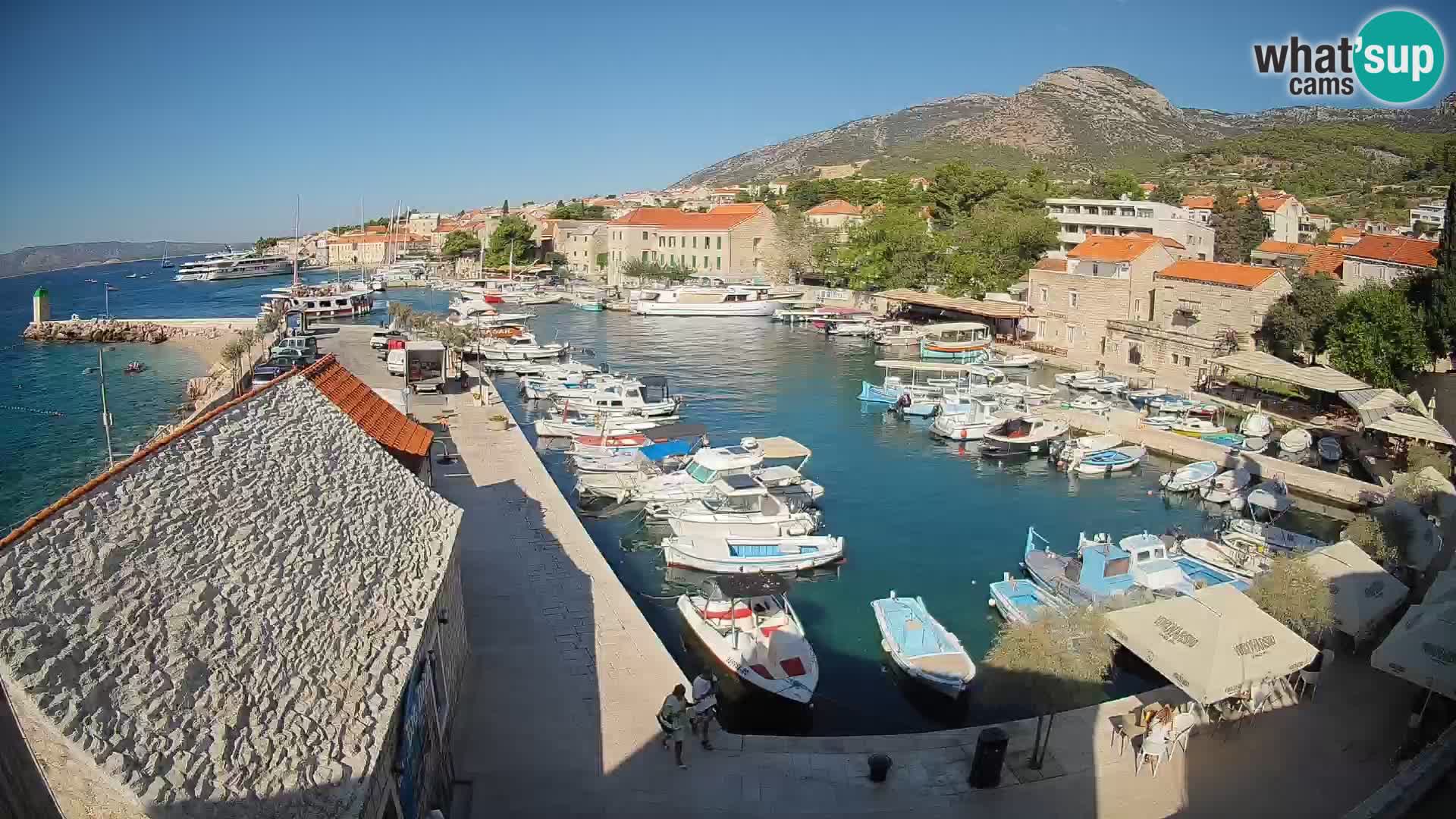 Web kamera Bol Riva – Pogled uživo na luku i marinu