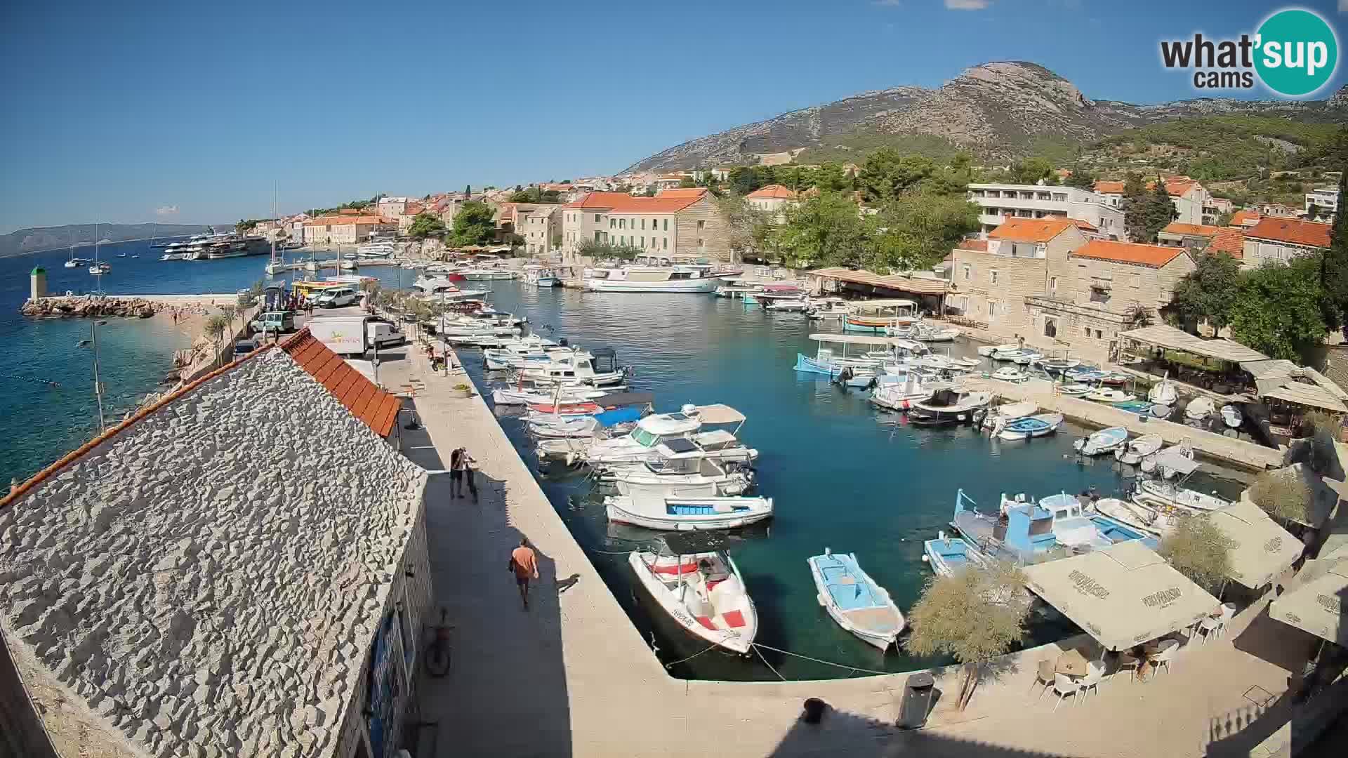 Web kamera Bol Riva – Pogled uživo na luku i marinu