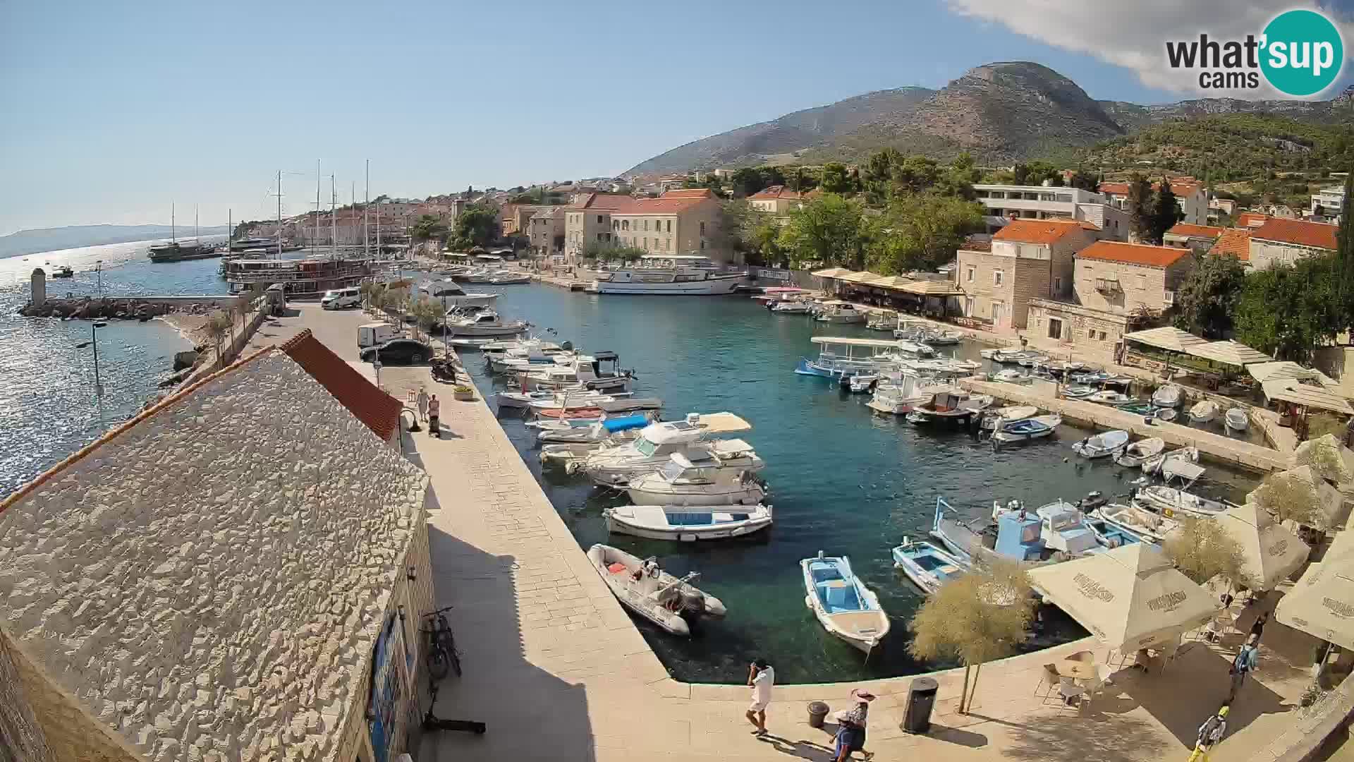 Web kamera Bol Riva – Pogled uživo na luku i marinu