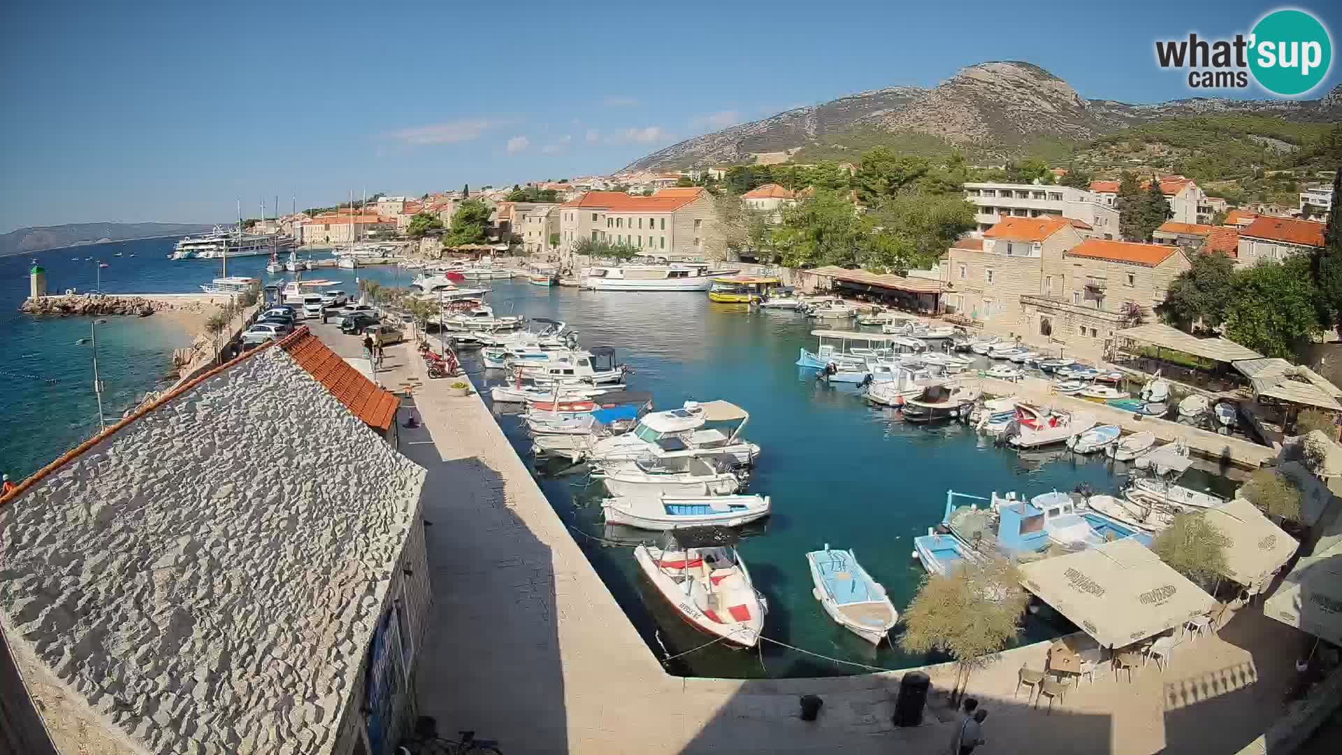 Spletna kamera Bol pristanišče – Pogled v živo na Rivo in marino