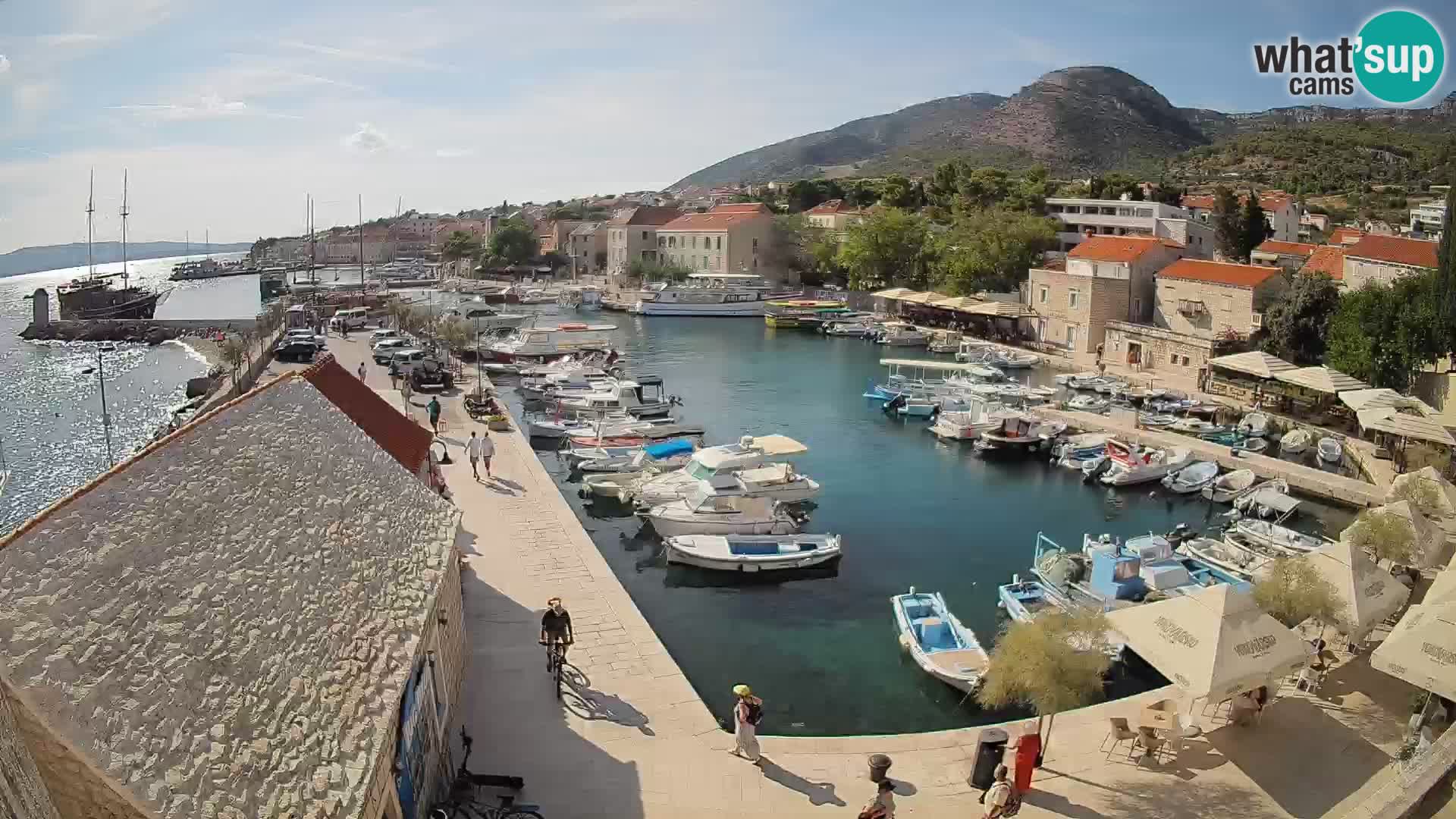 Spletna kamera Bol pristanišče – Pogled v živo na Rivo in marino