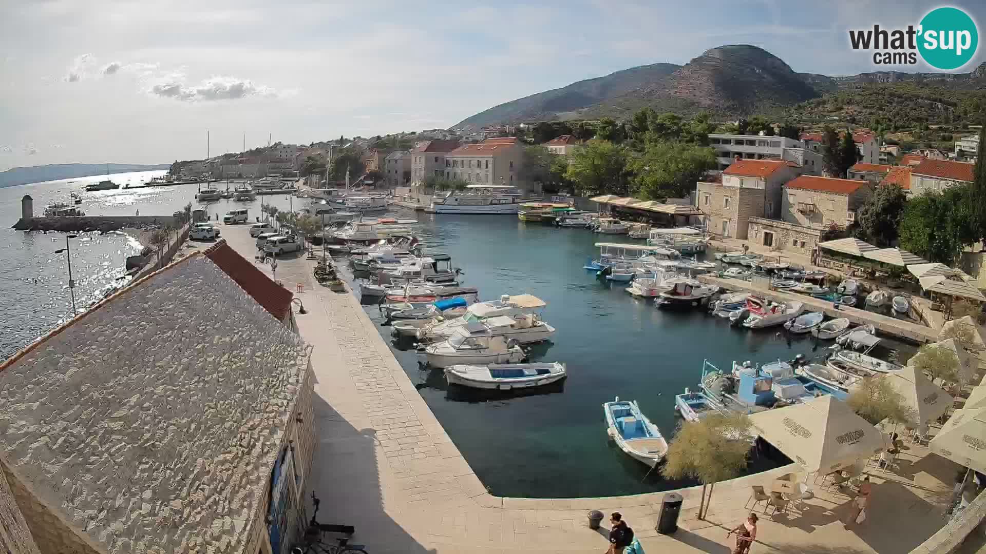 Web kamera Bol Riva – Pogled uživo na luku i marinu