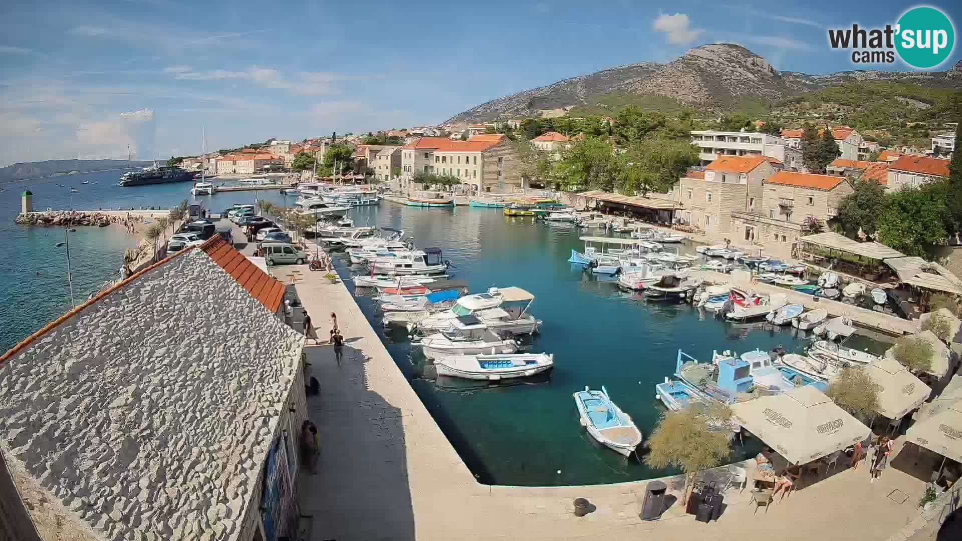 Spletna kamera Bol pristanišče – Pogled v živo na Rivo in marino