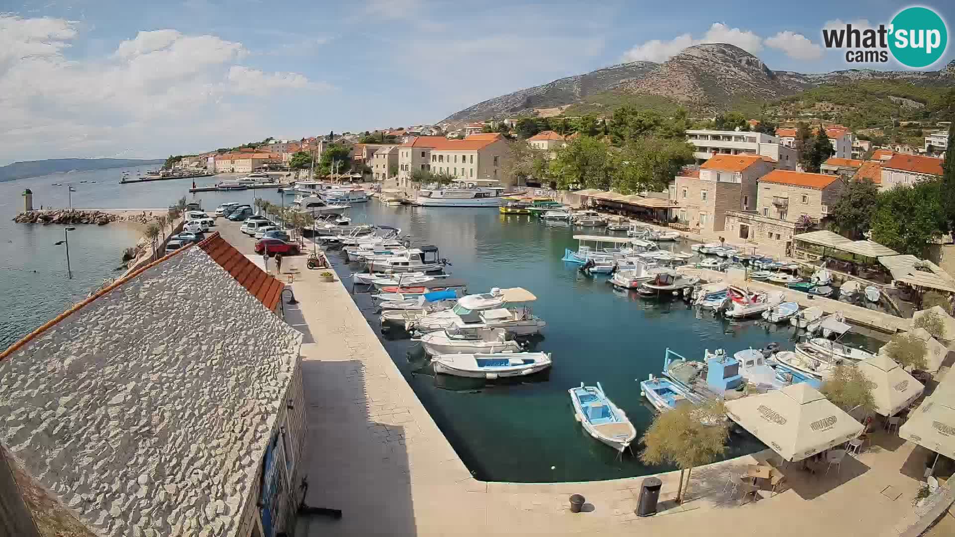 Spletna kamera Bol pristanišče – Pogled v živo na Rivo in marino