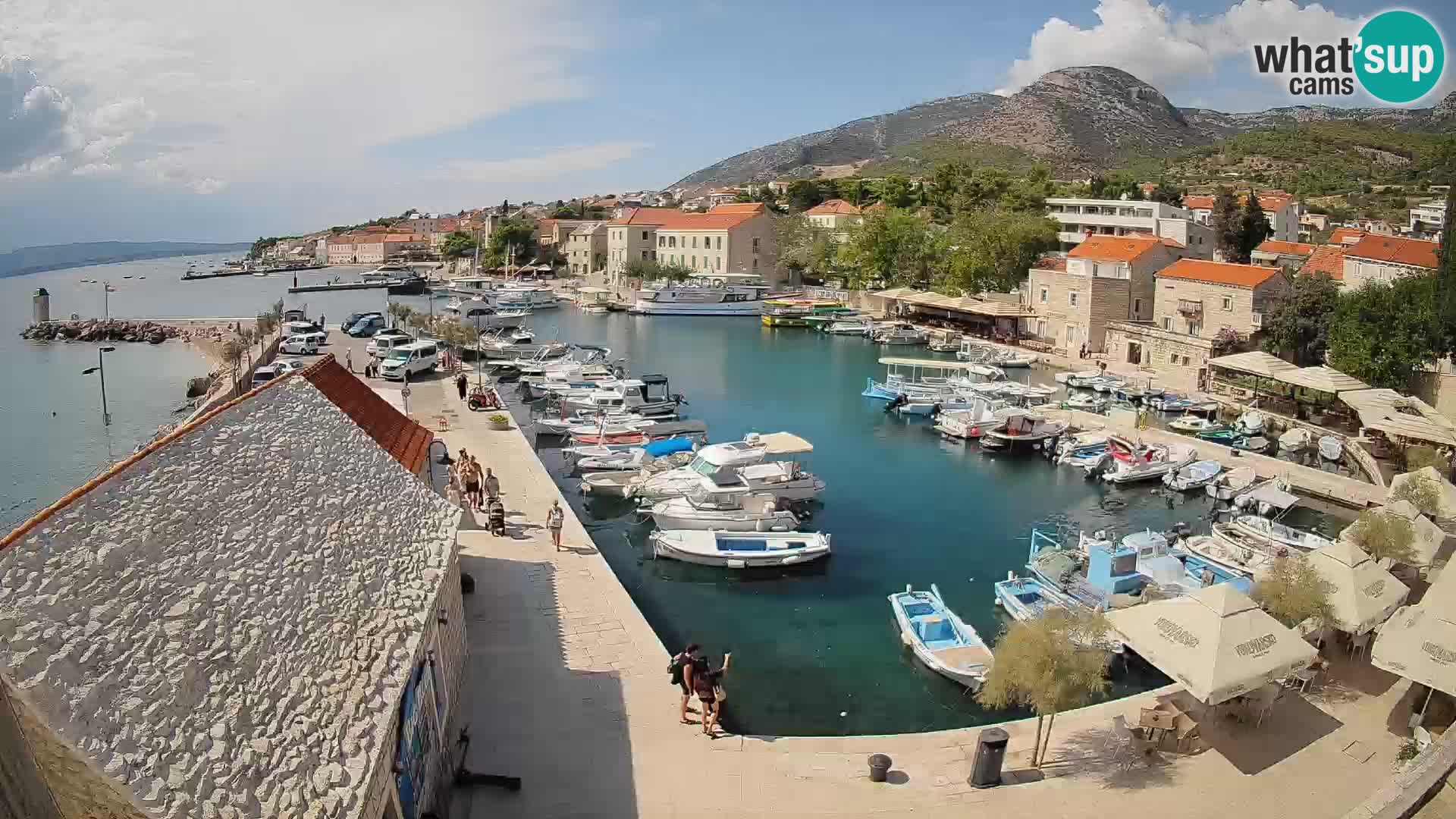Web kamera Bol Riva – Pogled uživo na luku i marinu