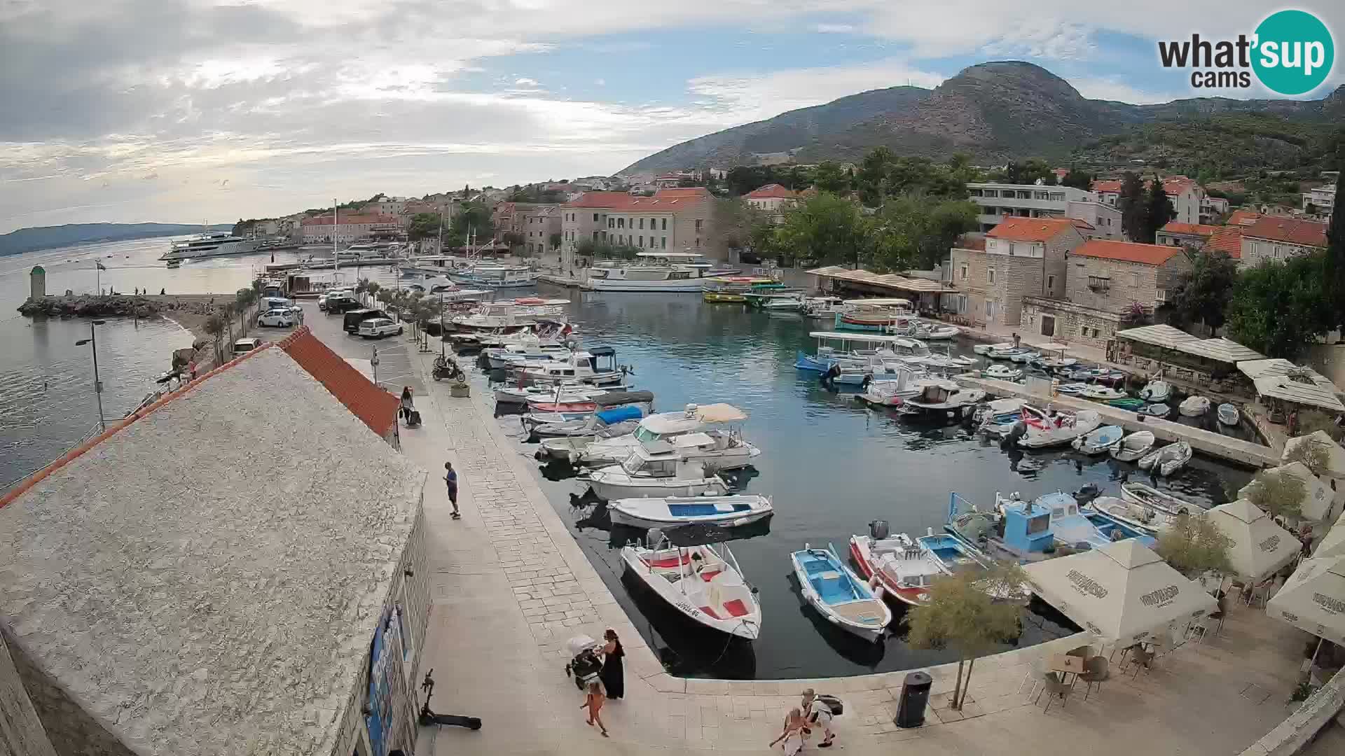 Spletna kamera Bol pristanišče – Pogled v živo na Rivo in marino