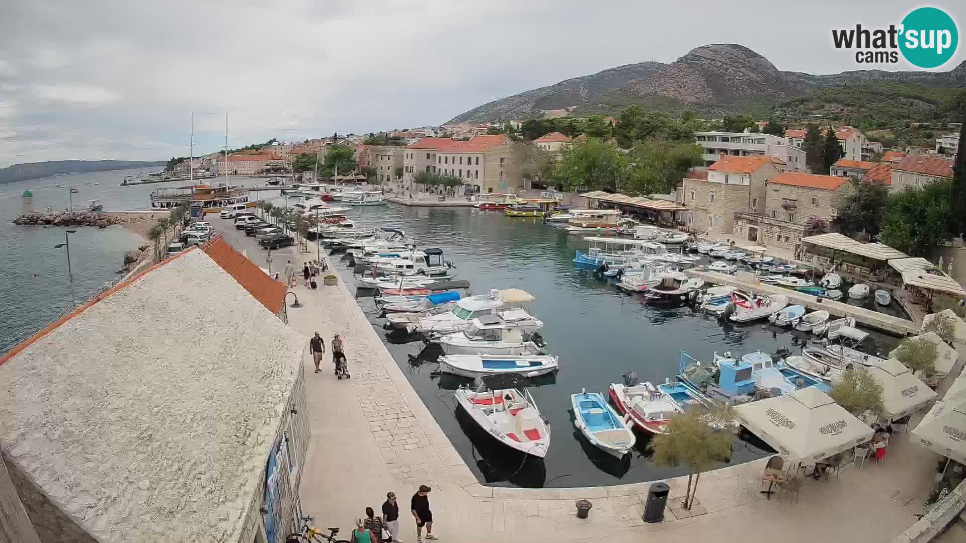 Web kamera Bol Riva – Pogled uživo na luku i marinu