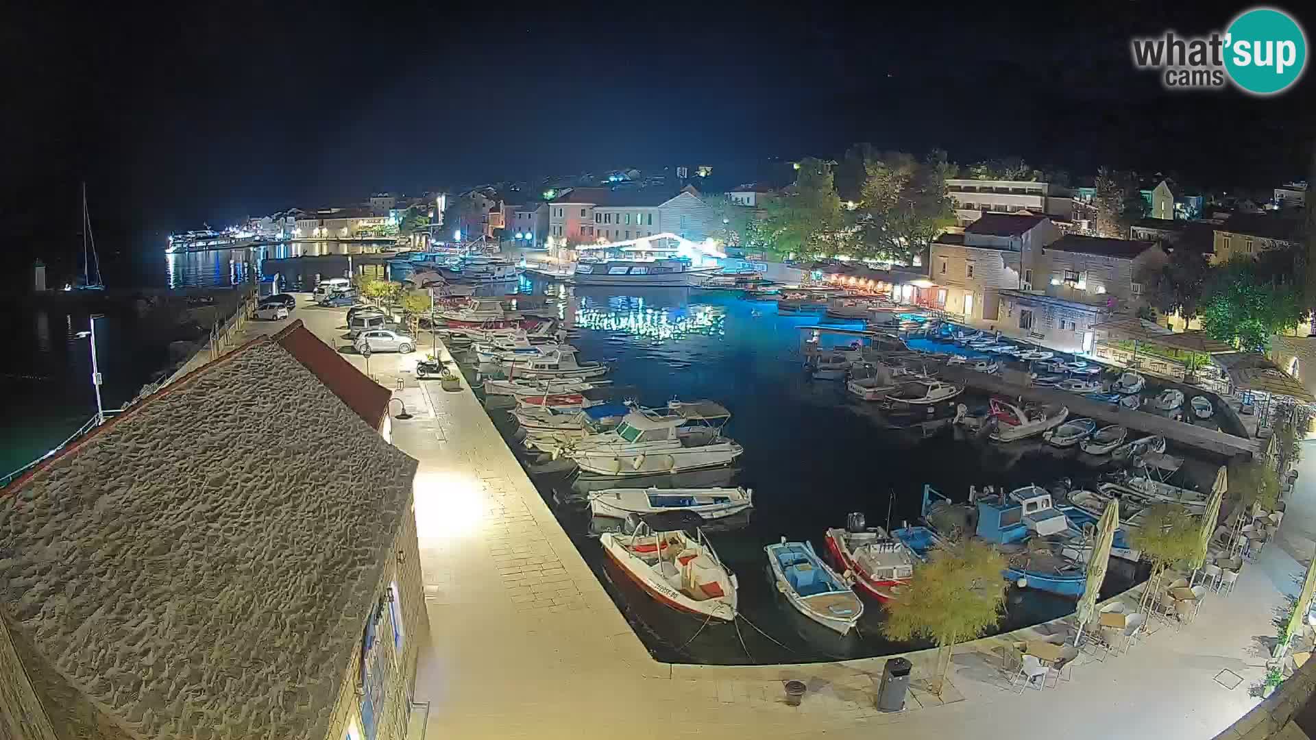 Web kamera Bol Riva – Pogled uživo na luku i marinu