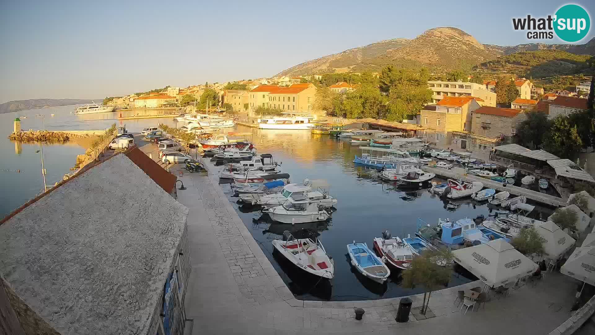 Spletna kamera Bol pristanišče – Pogled v živo na Rivo in marino