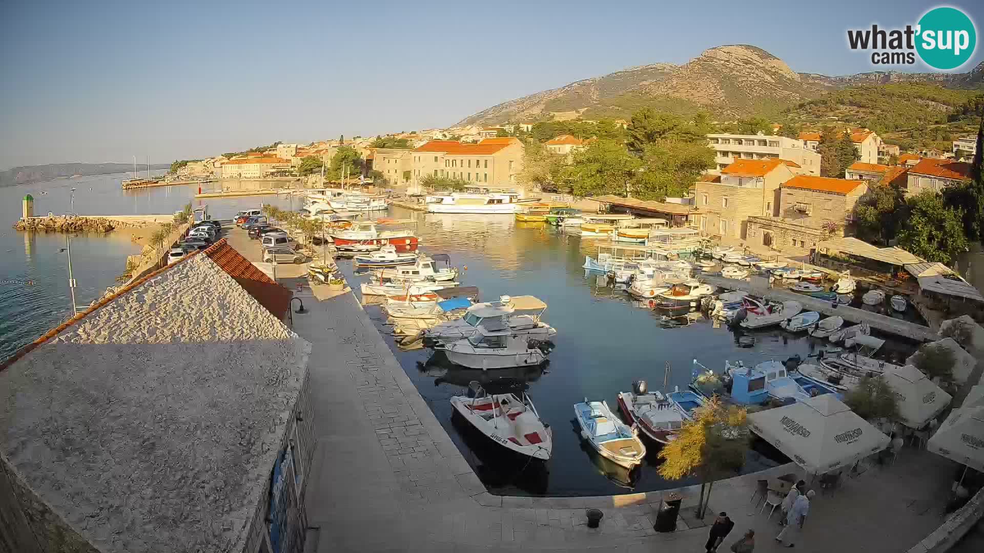 Web kamera Bol Riva – Pogled uživo na luku i marinu
