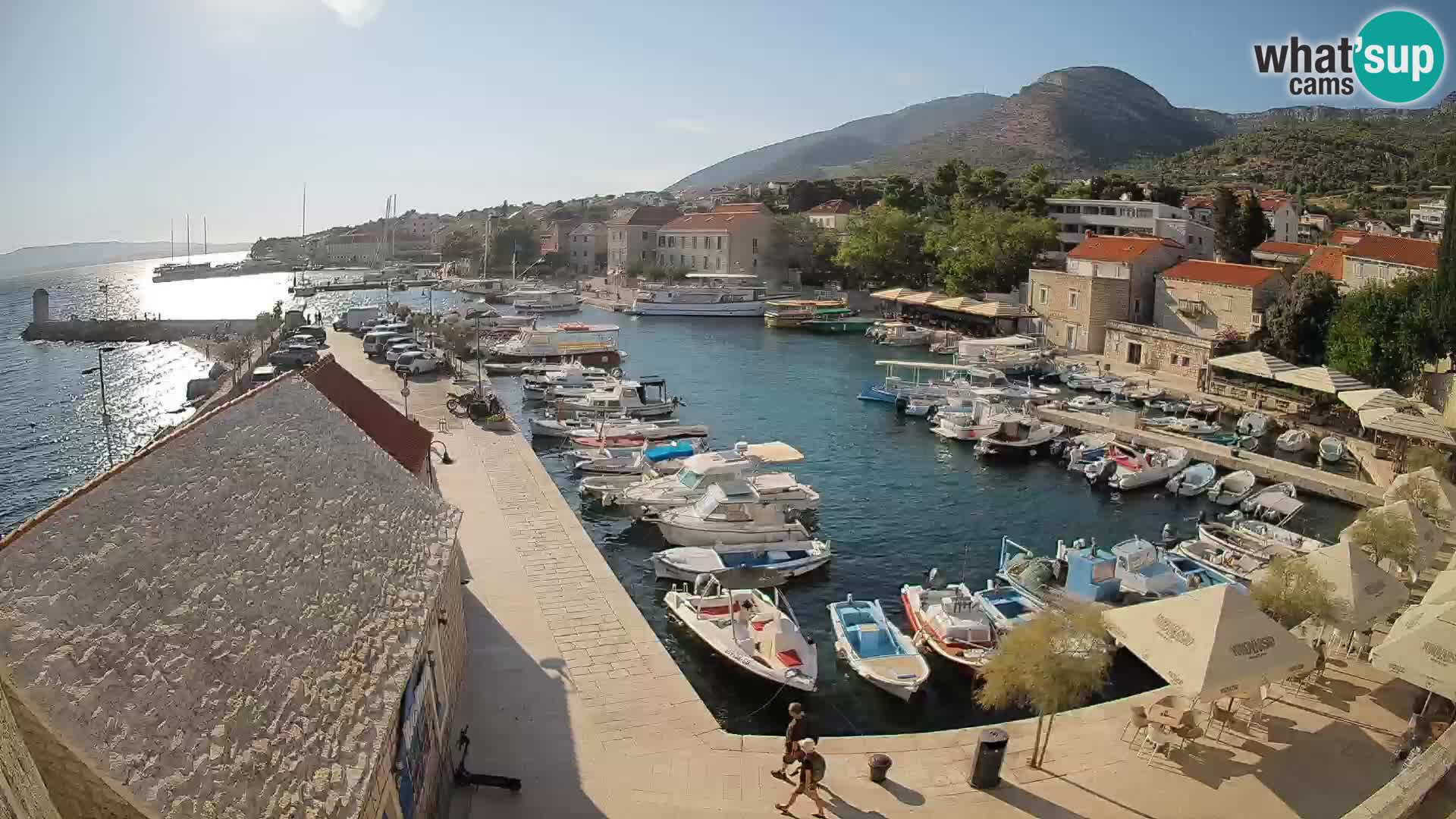 Web kamera Bol Riva – Pogled uživo na luku i marinu