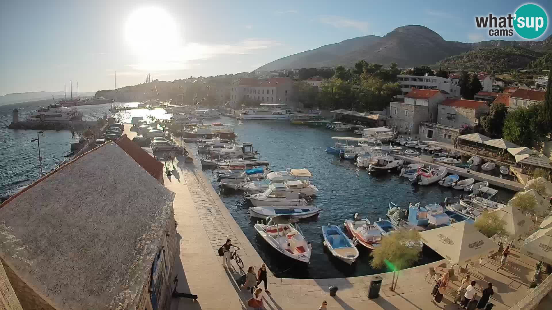 Spletna kamera Bol pristanišče – Pogled v živo na Rivo in marino