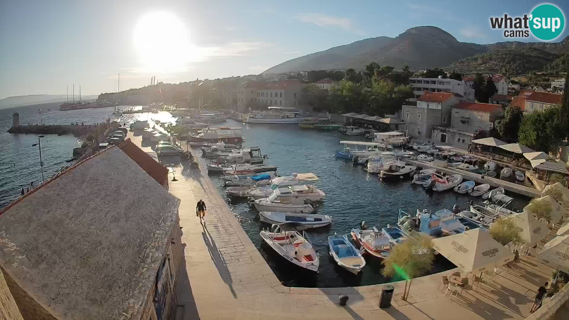 Web kamera Bol Riva – Pogled uživo na luku i marinu