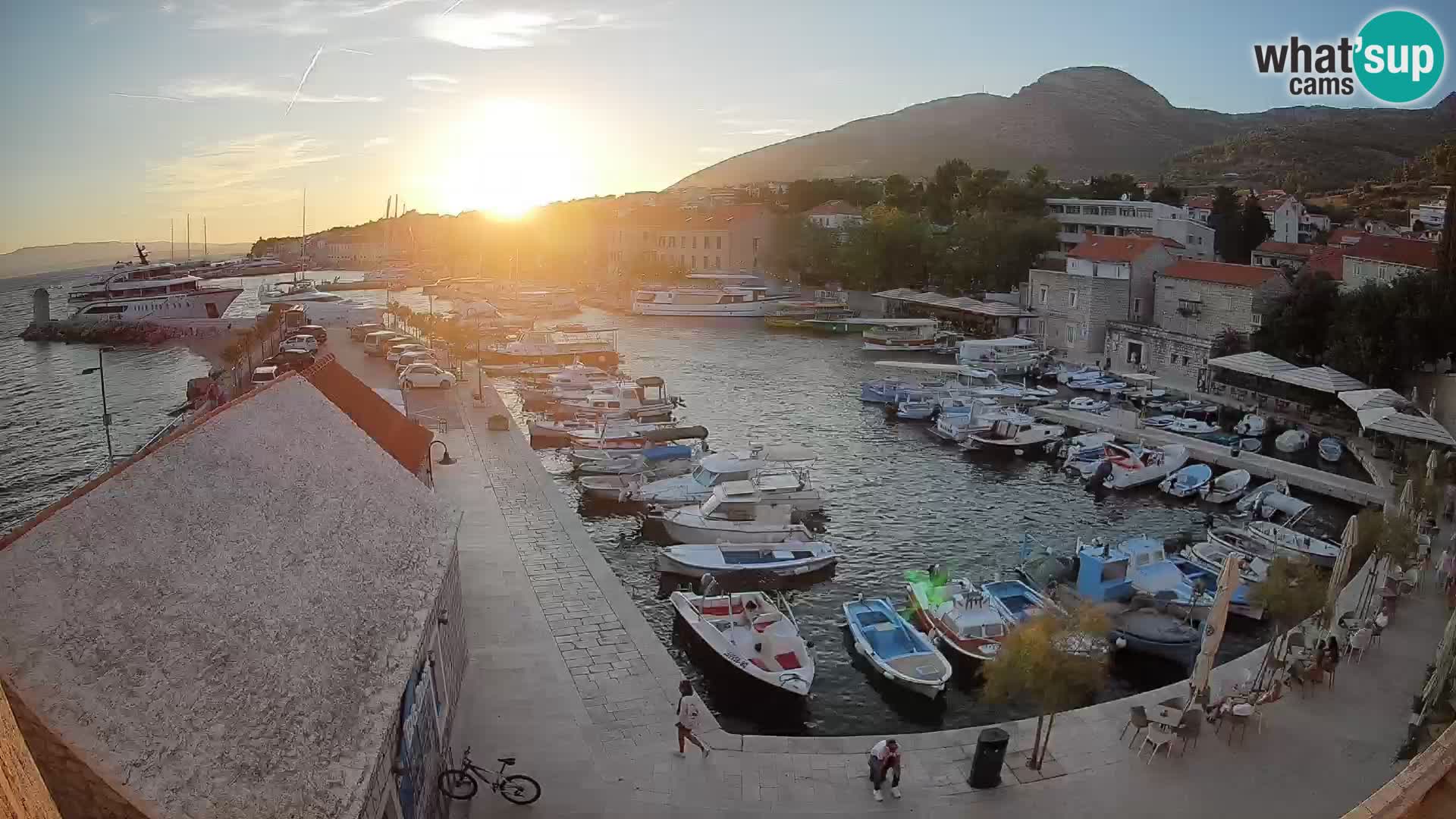 Spletna kamera Bol pristanišče – Pogled v živo na Rivo in marino