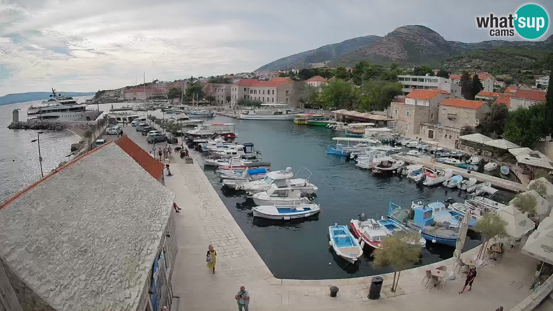 Web kamera Bol Riva – Pogled uživo na luku i marinu