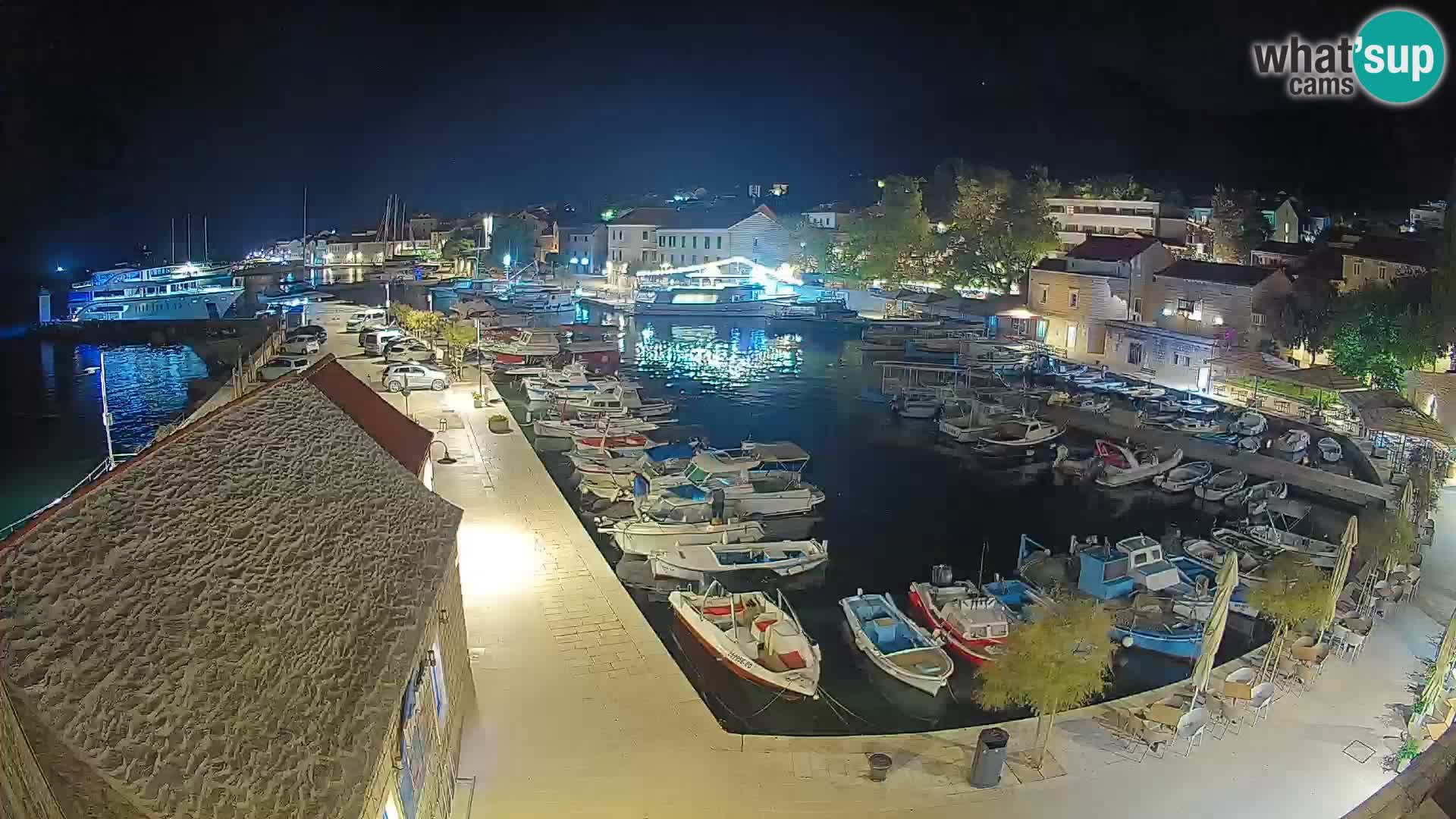 Spletna kamera Bol pristanišče – Pogled v živo na Rivo in marino