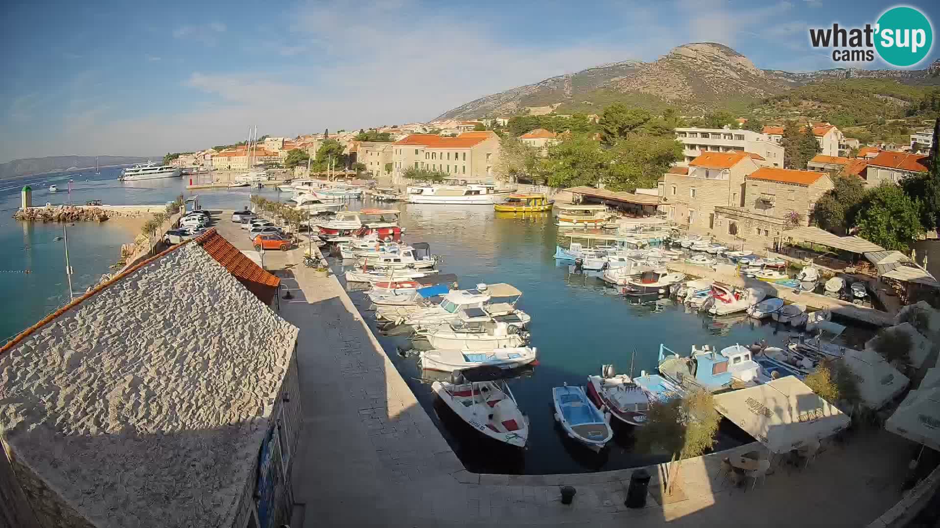 Web kamera Bol Riva – Pogled uživo na luku i marinu