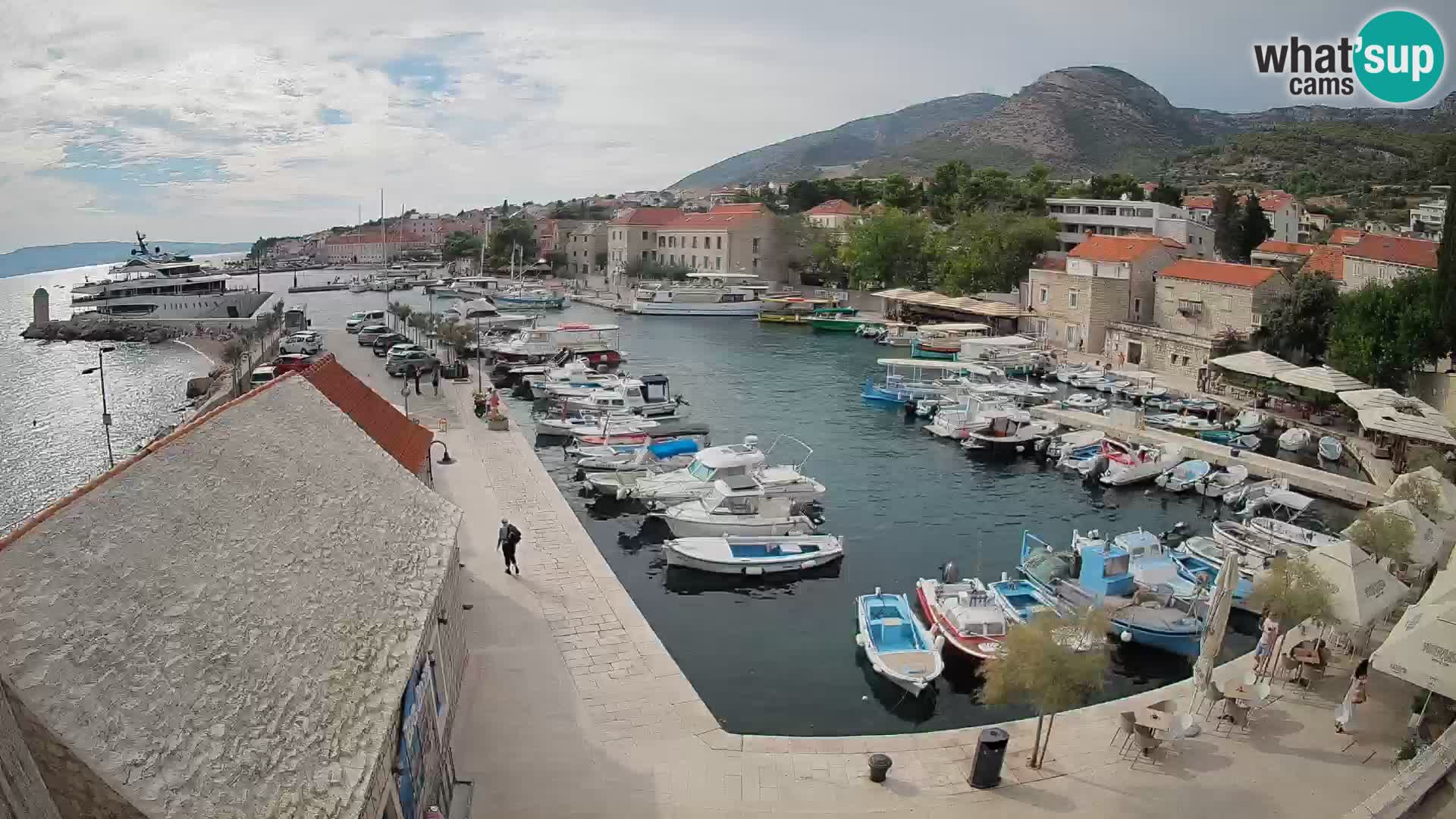 Spletna kamera Bol pristanišče – Pogled v živo na Rivo in marino
