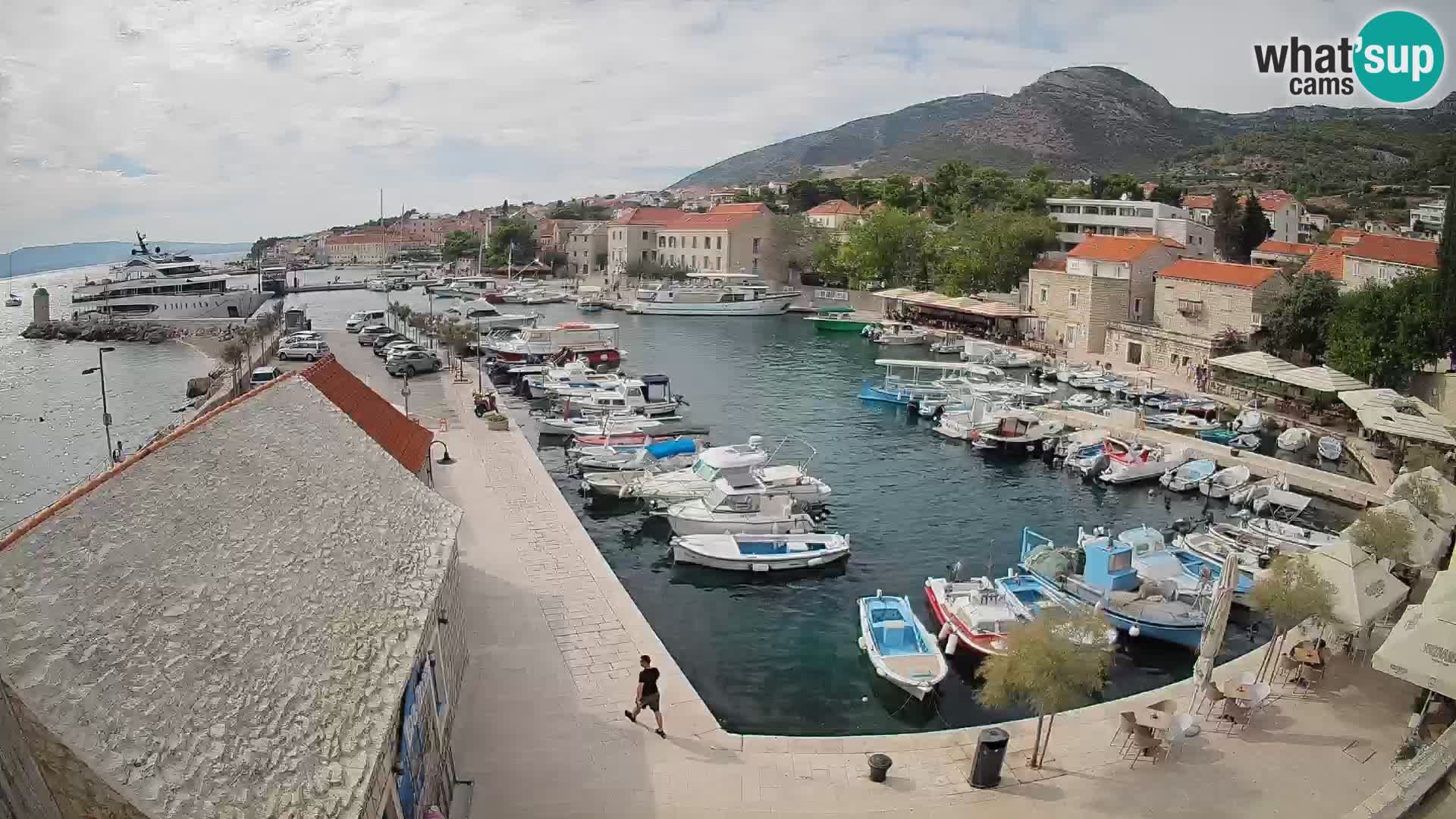 Web kamera Bol Riva – Pogled uživo na luku i marinu