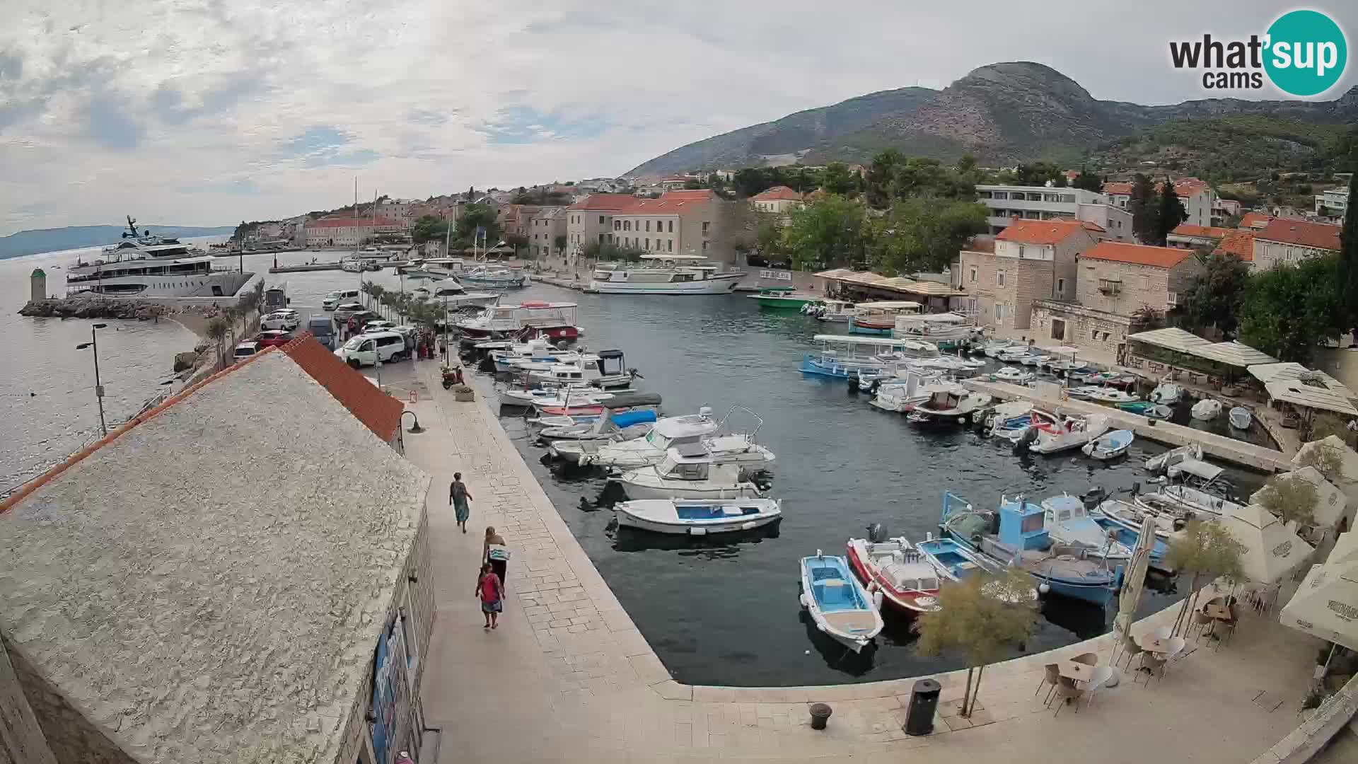 Web kamera Bol Riva – Pogled uživo na luku i marinu