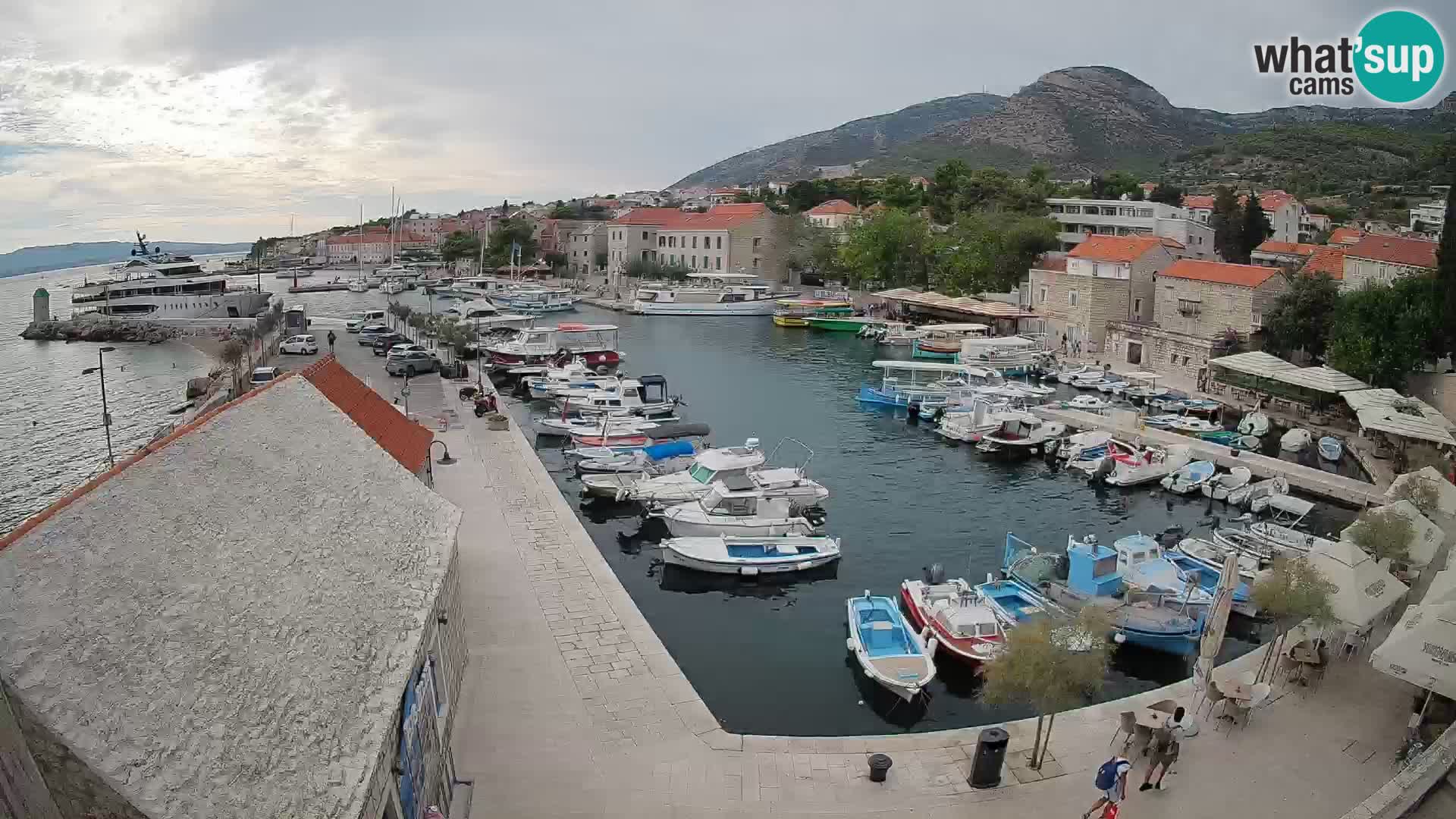 Spletna kamera Bol pristanišče – Pogled v živo na Rivo in marino
