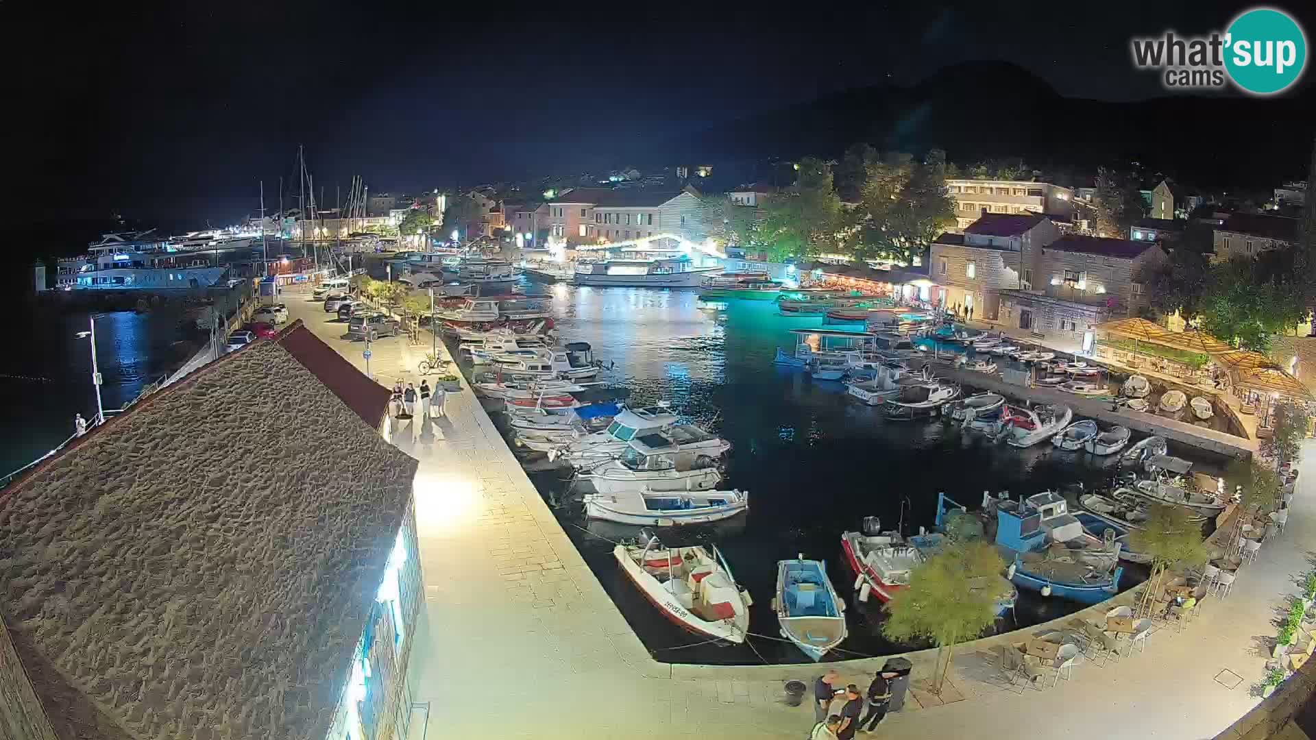 Spletna kamera Bol pristanišče – Pogled v živo na Rivo in marino