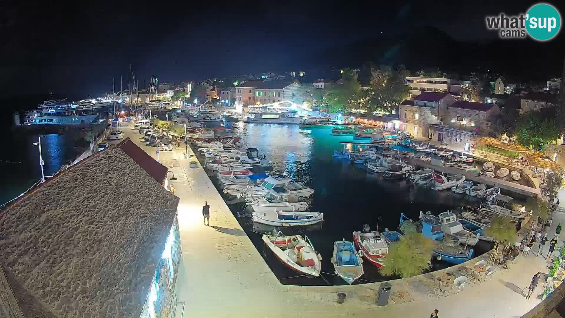 Web kamera Bol Riva – Pogled uživo na luku i marinu