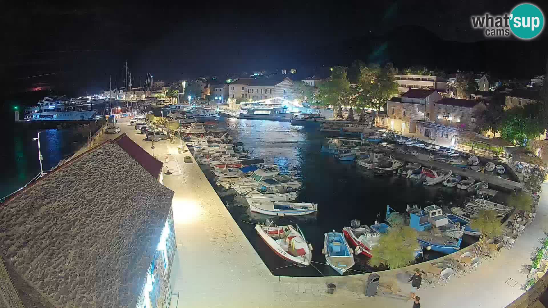 Spletna kamera Bol pristanišče – Pogled v živo na Rivo in marino