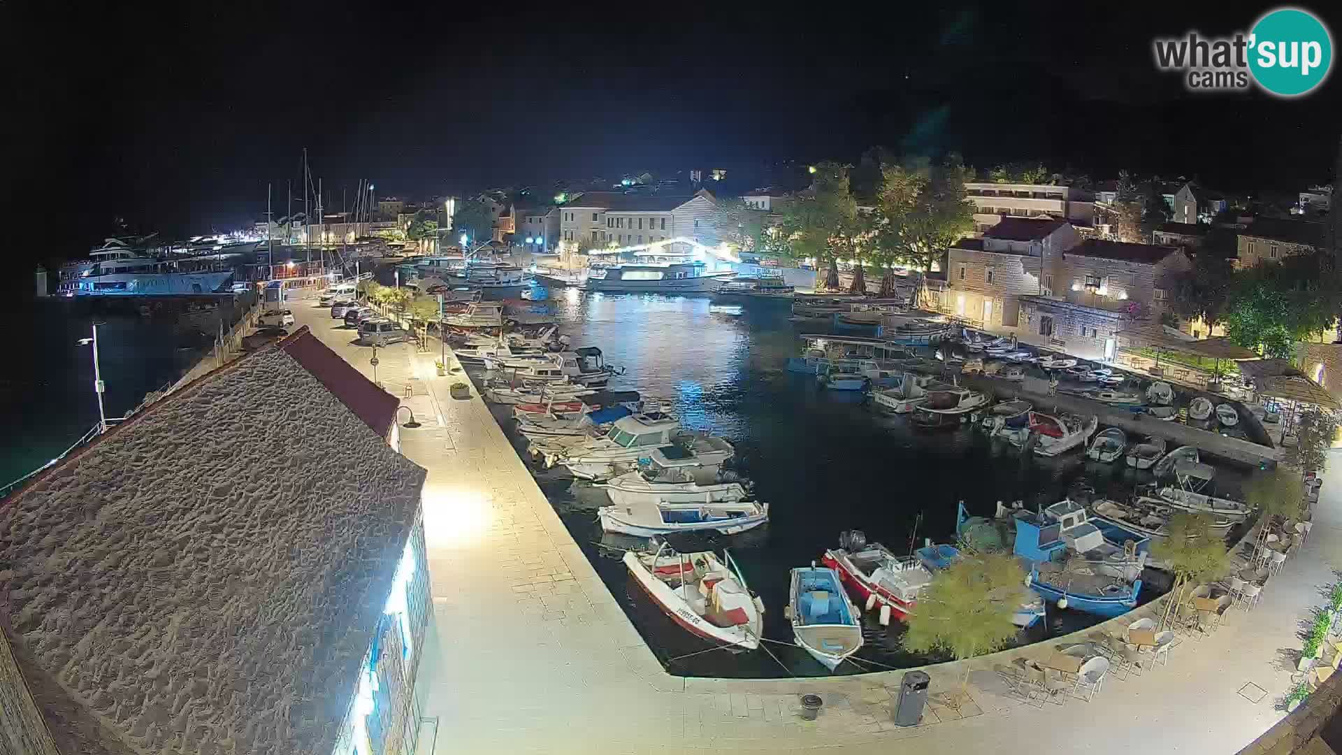 Spletna kamera Bol pristanišče – Pogled v živo na Rivo in marino