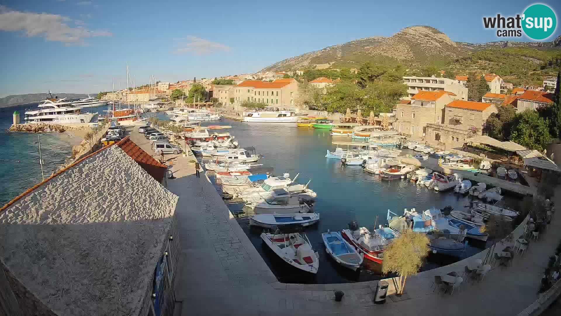 Web kamera Bol Riva – Pogled uživo na luku i marinu