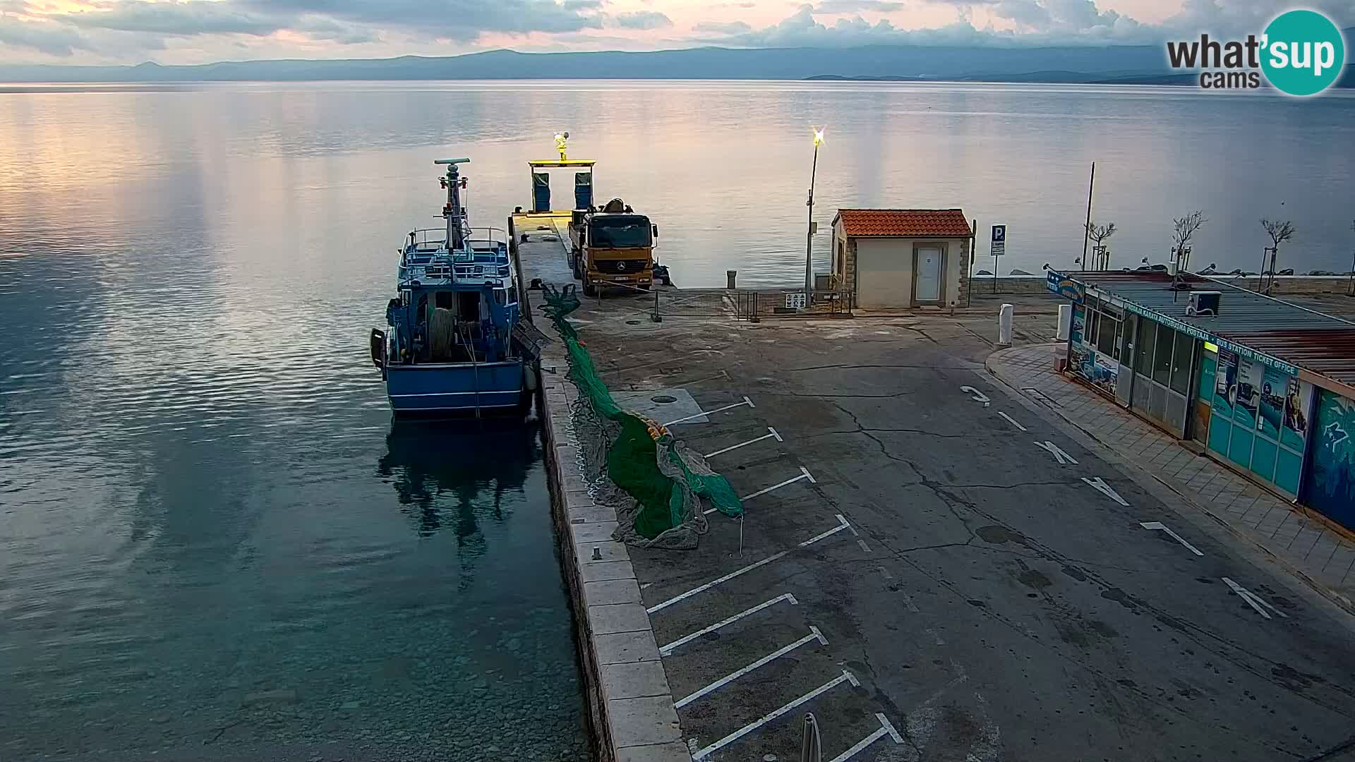 Web kamera Bol – Centar mjesta i marina | Pogled uživo