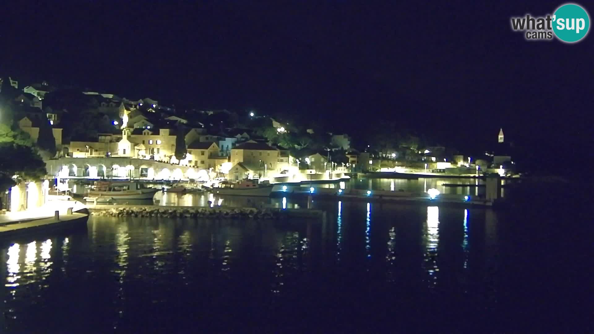 Web kamera Bol – Centar mjesta i marina | Pogled uživo