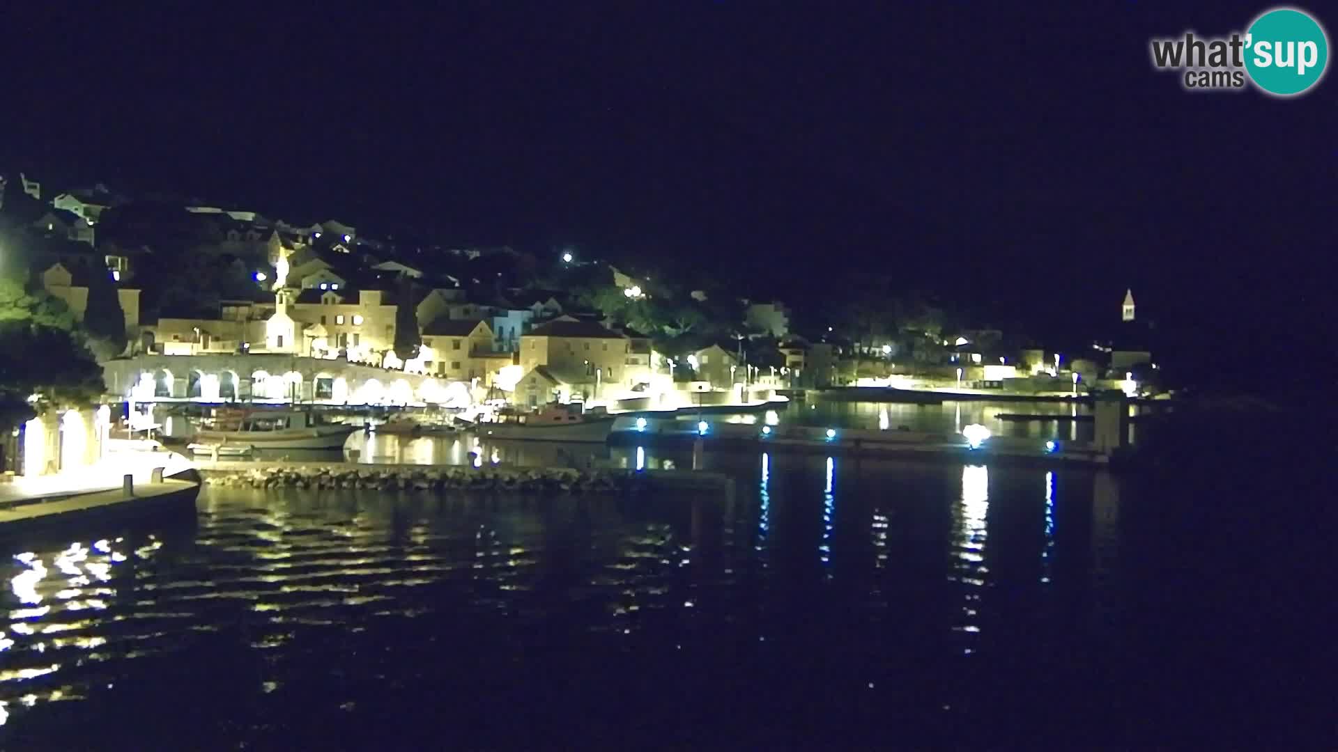 Spletna kamera Bol – Center mesta in marina v živo