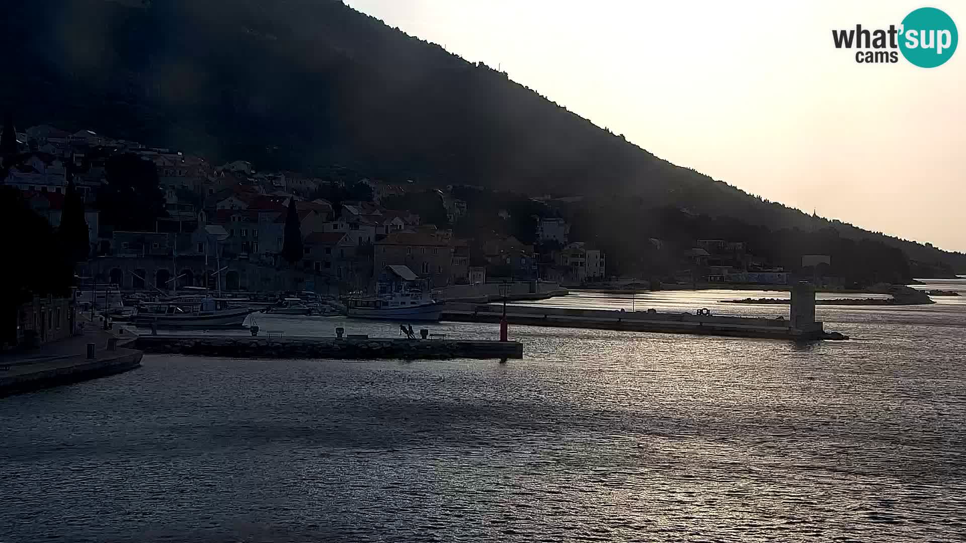 Web kamera Bol – Centar mjesta i marina | Pogled uživo