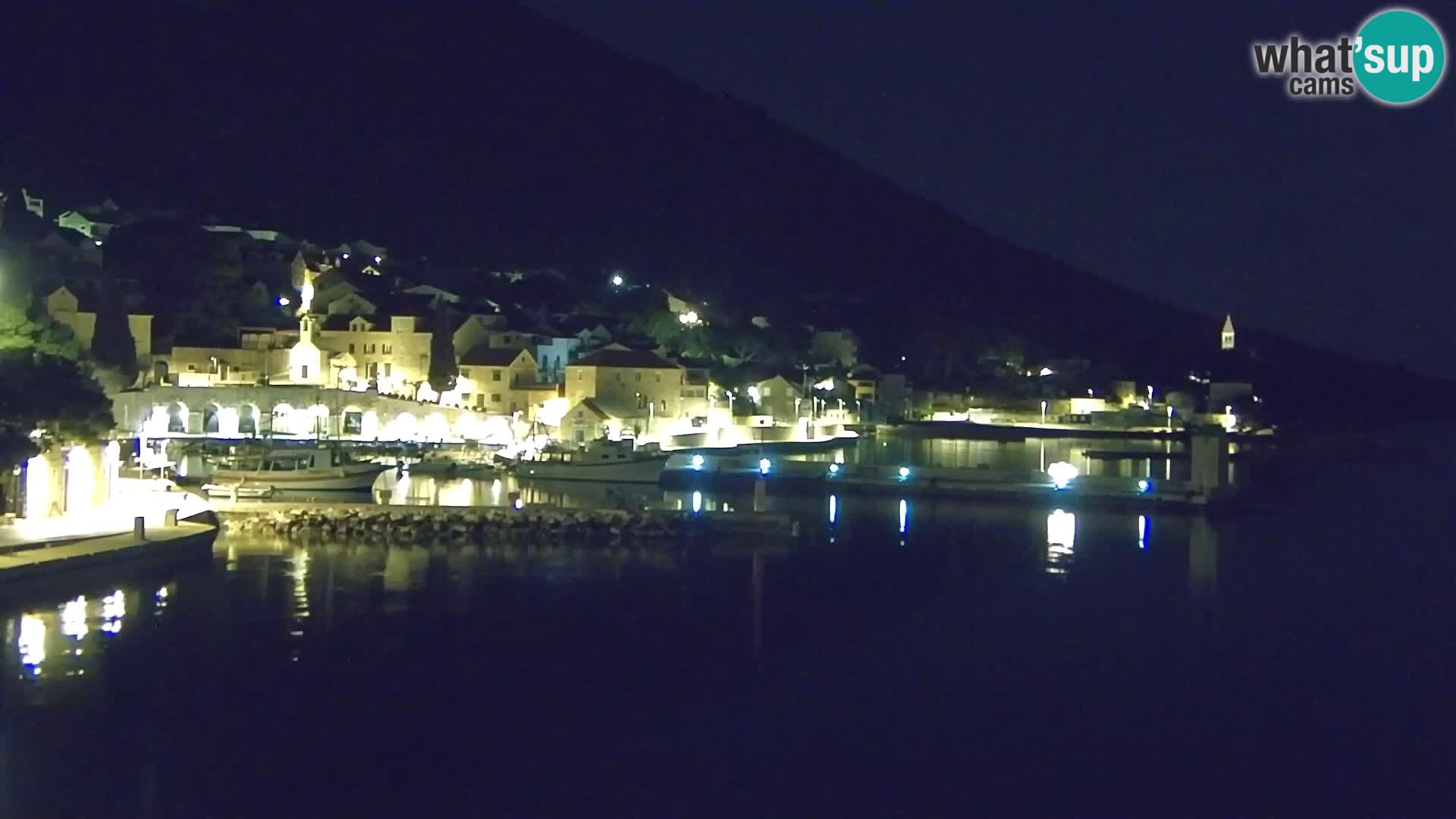 Spletna kamera Bol – Center mesta in marina v živo