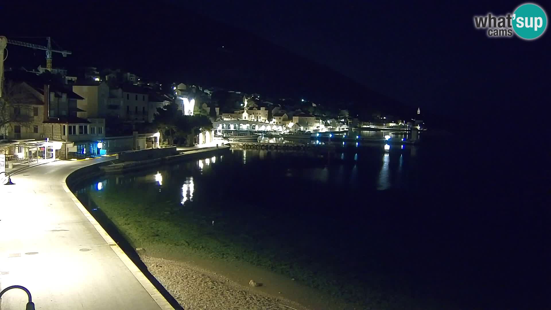 Spletna kamera Bol – Center mesta in marina v živo