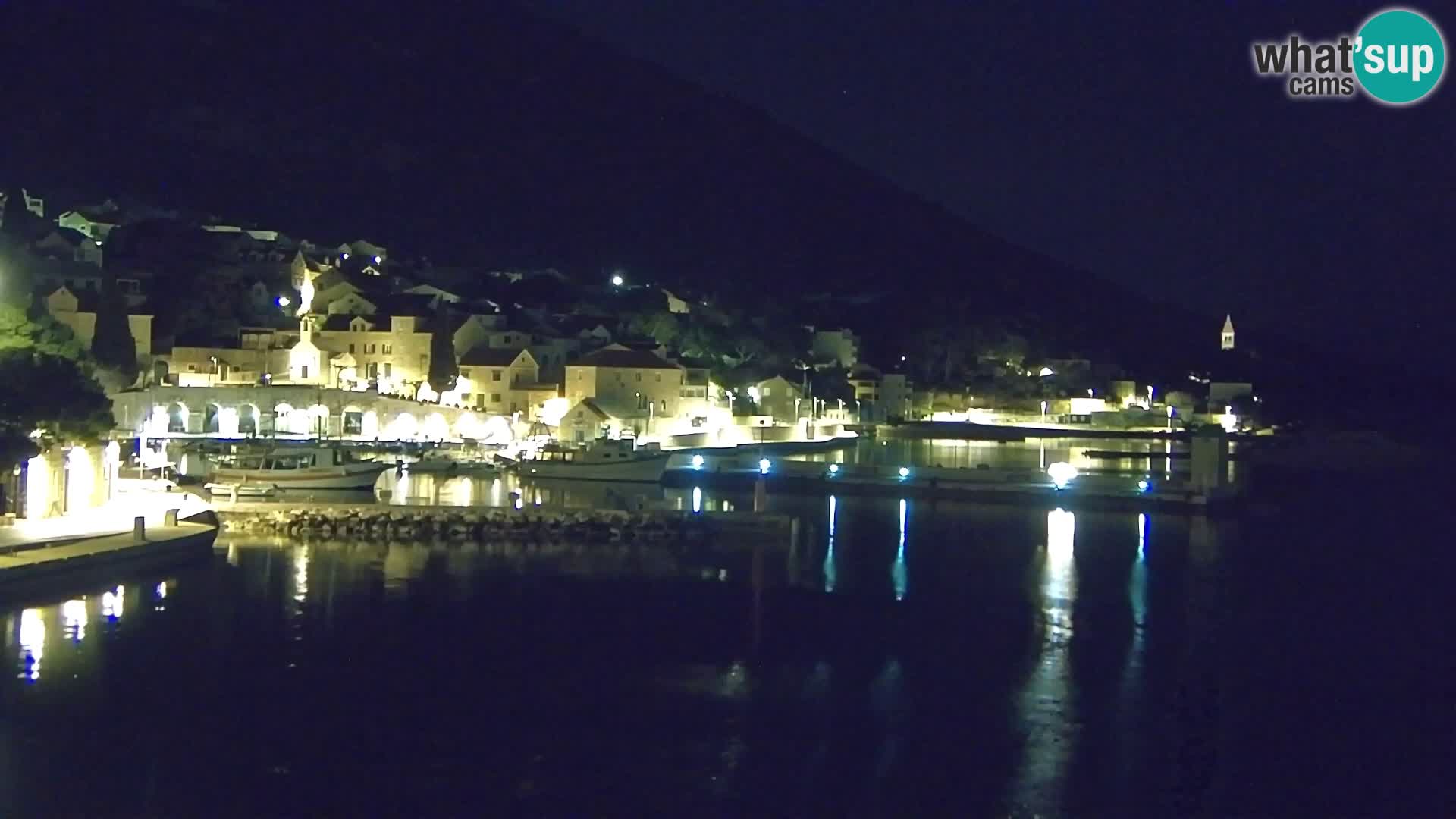 Spletna kamera Bol – Center mesta in marina v živo