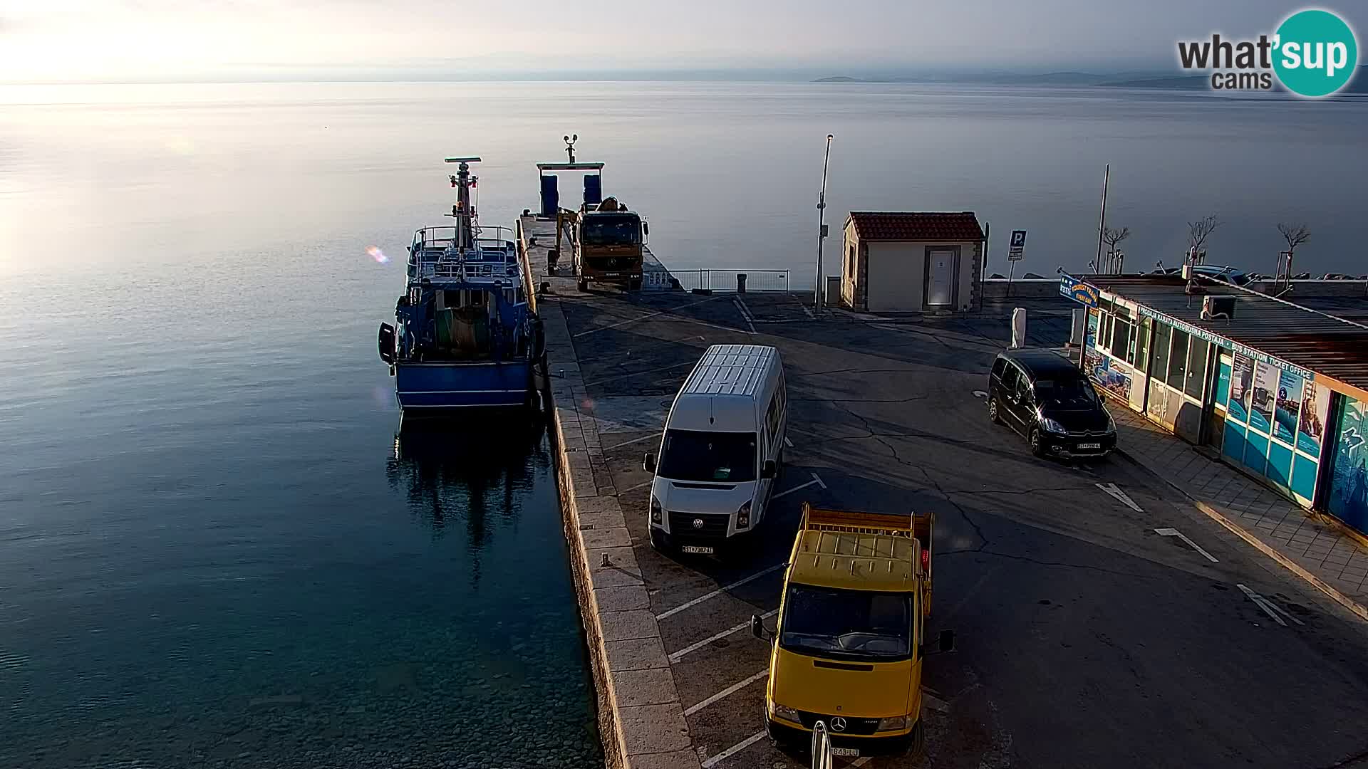 Spletna kamera Bol – Center mesta in marina v živo