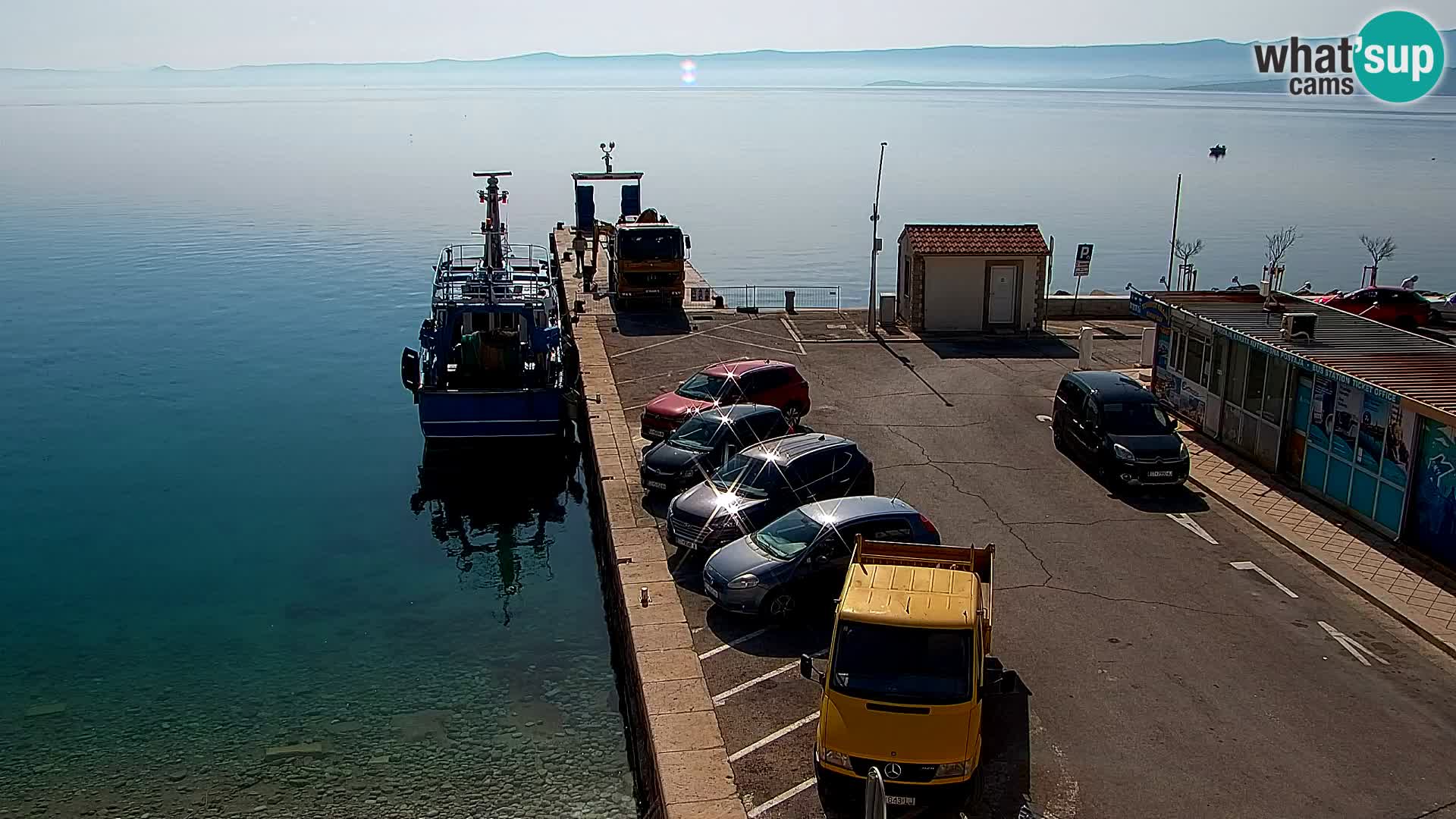 Web kamera Bol – Centar mjesta i marina | Pogled uživo