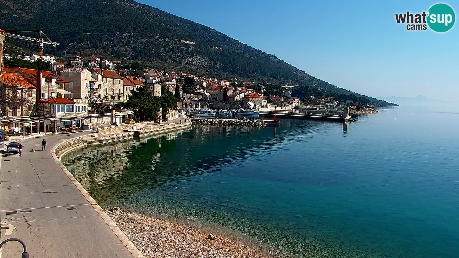 Spletna kamera Bol – Center mesta in marina v živo