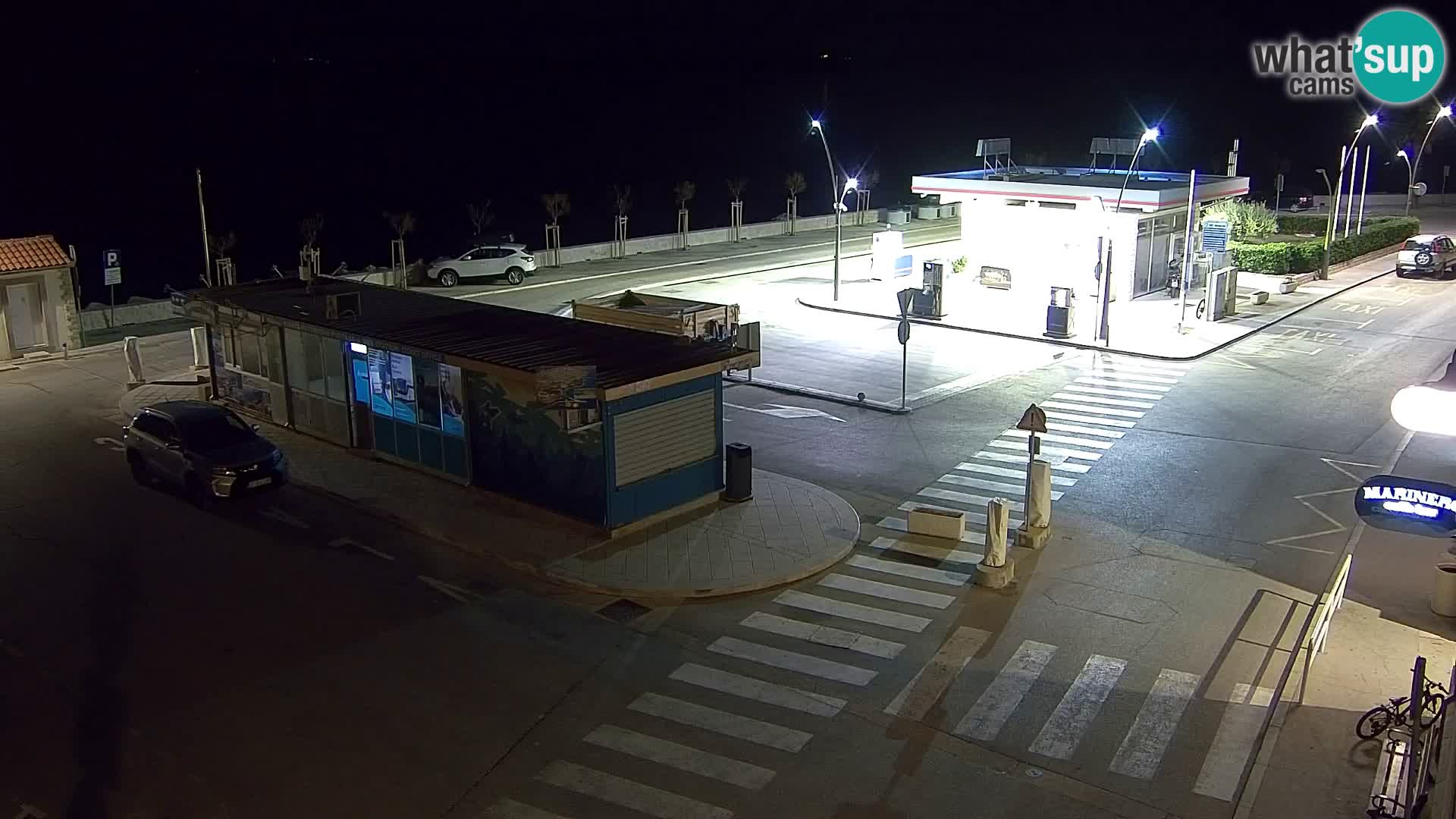 Spletna kamera Bol – Center mesta in marina v živo