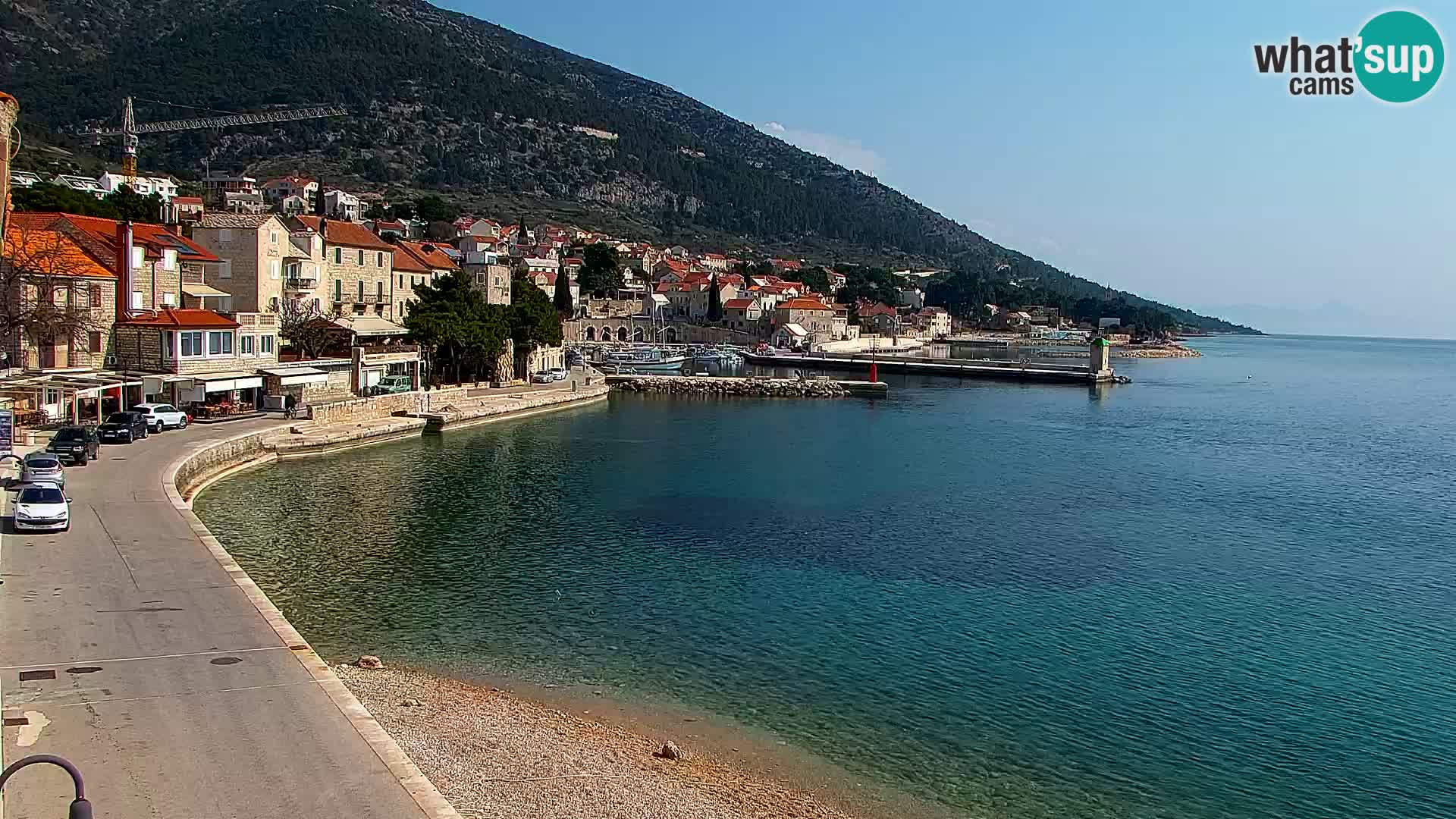 Spletna kamera Bol – Center mesta in marina v živo