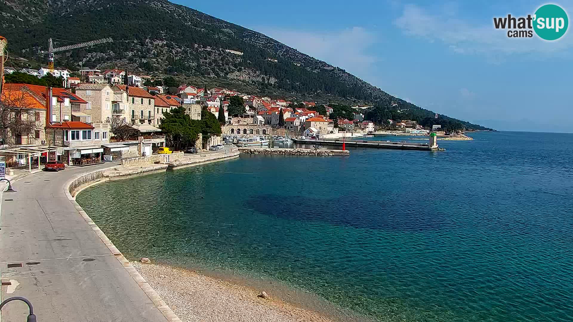 Spletna kamera Bol – Center mesta in marina v živo